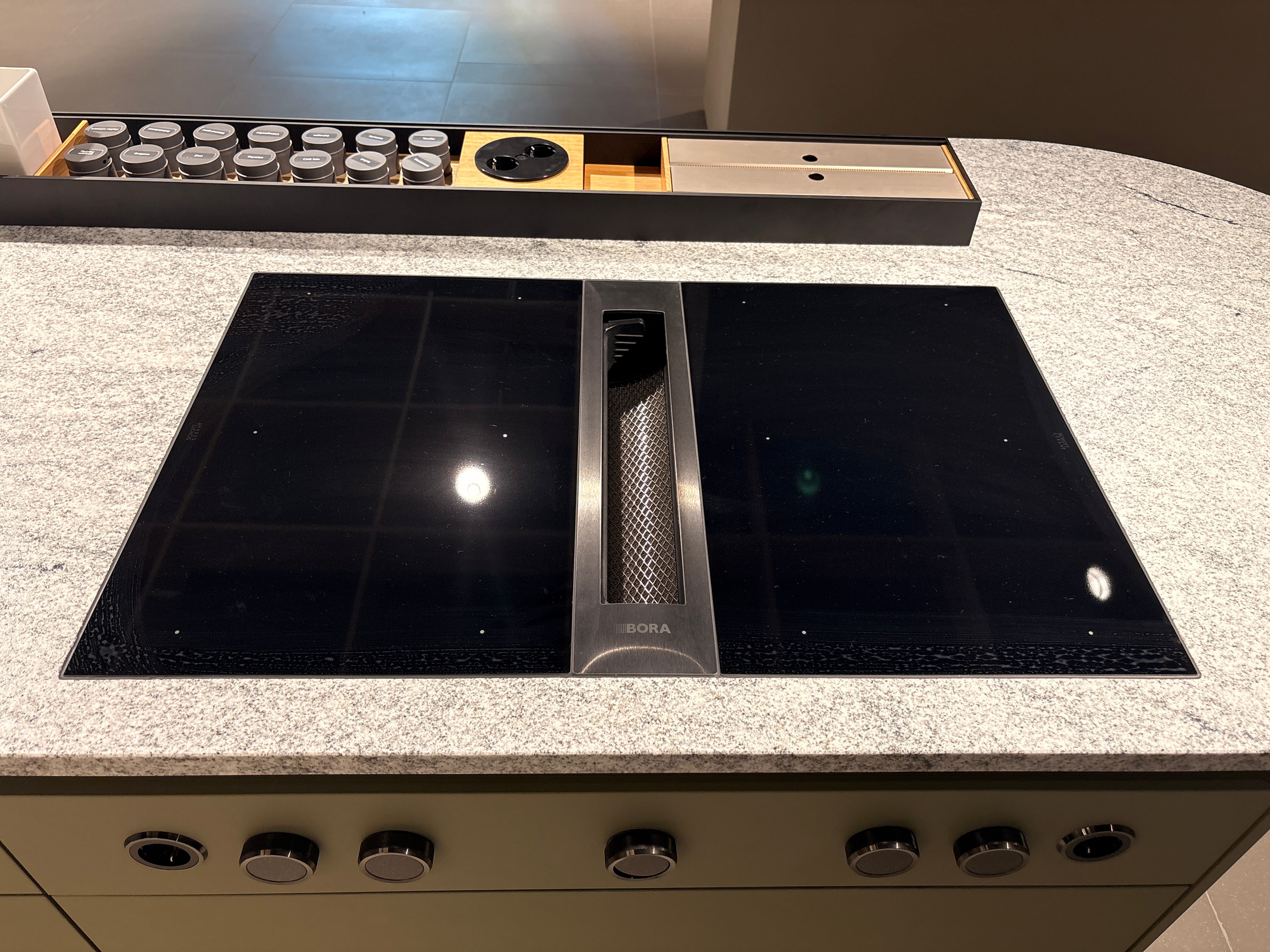 05075 - Next 125 eilandkeuken in saliegroen met luxe kastenwand