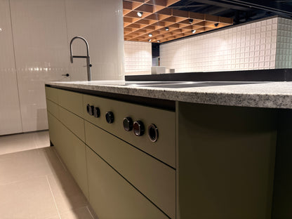 05075 - Next 125 eilandkeuken in saliegroen met luxe kastenwand