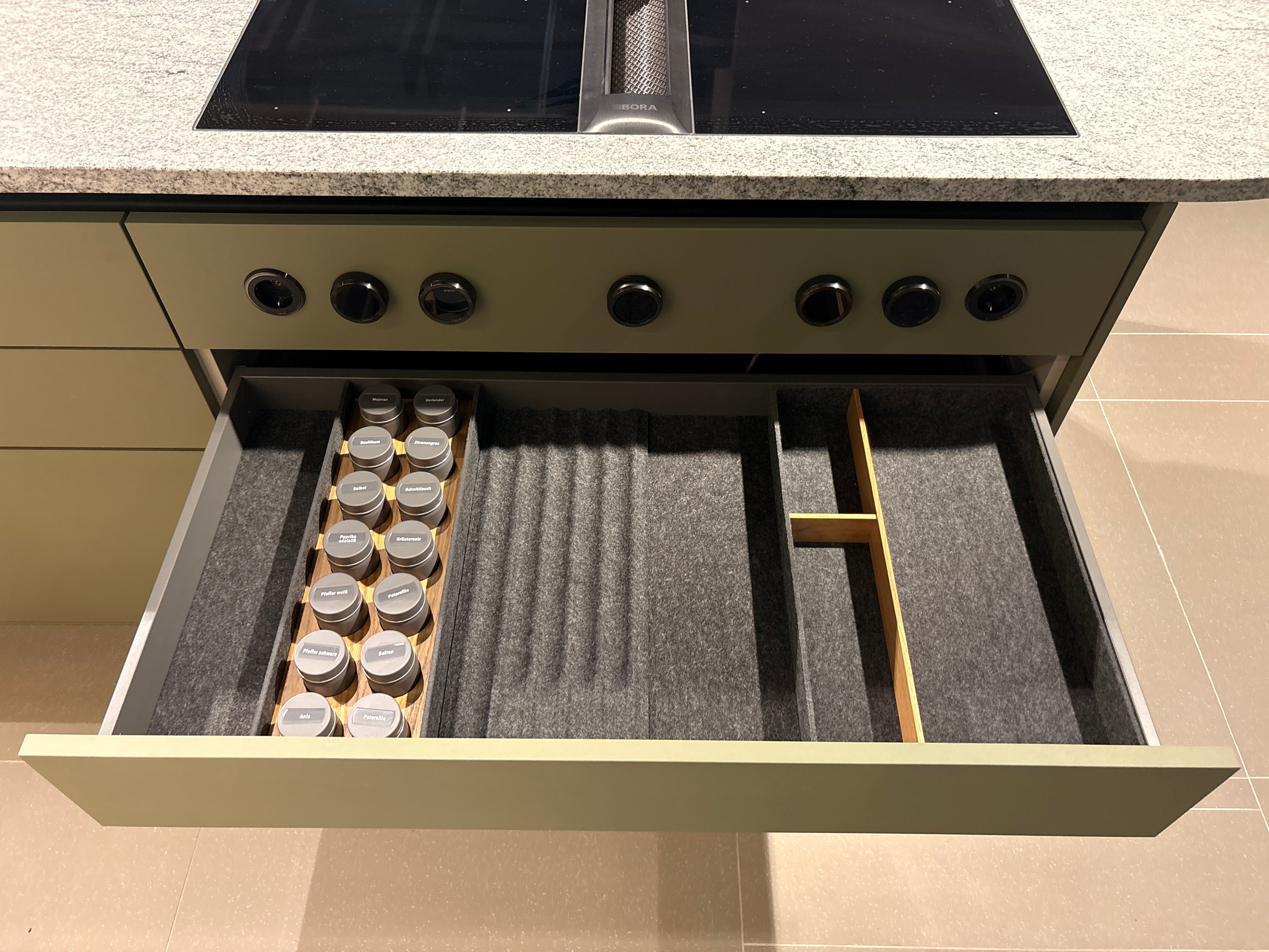 05075 - Next 125 eilandkeuken in saliegroen met luxe kastenwand