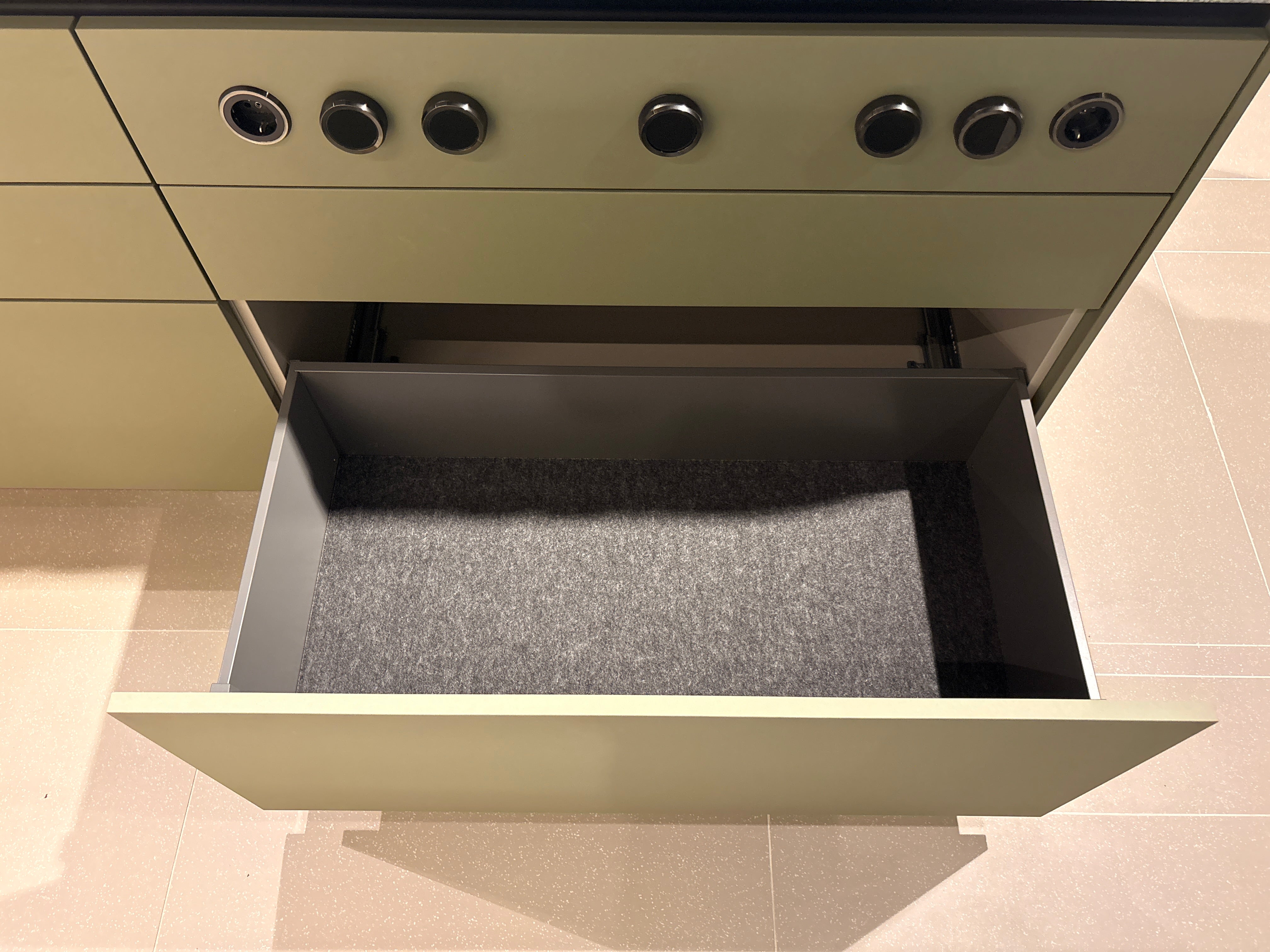05075 - Next 125 eilandkeuken in saliegroen met luxe kastenwand