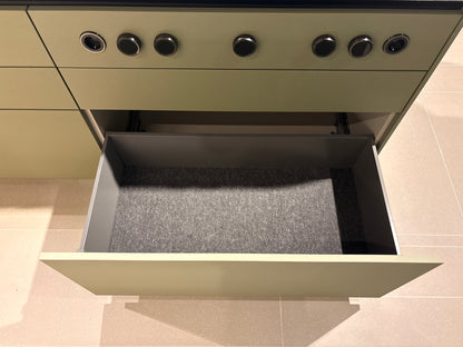 05075 - Next 125 eilandkeuken in saliegroen met luxe kastenwand