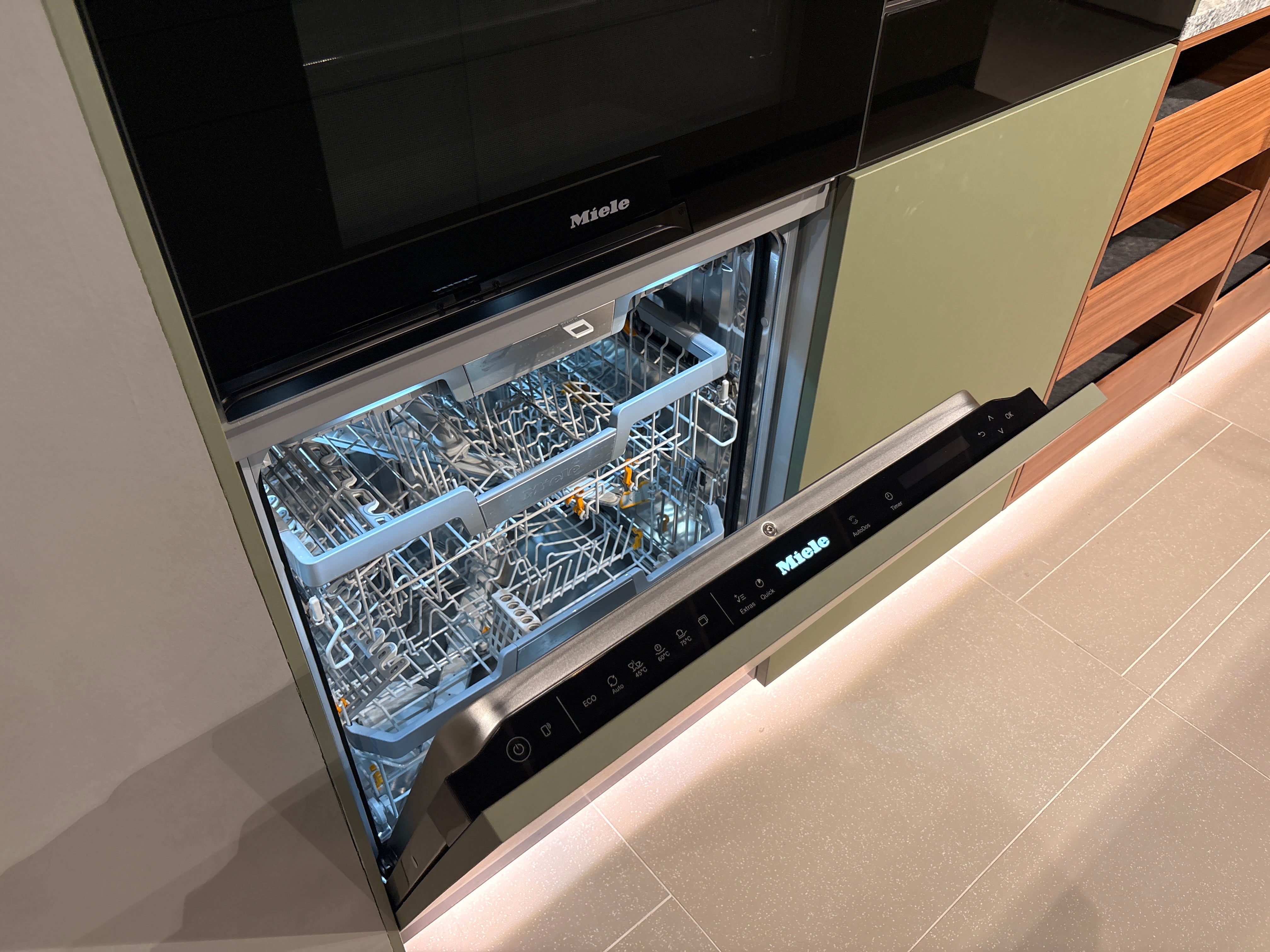 05075 - Next 125 eilandkeuken in saliegroen met luxe kastenwand