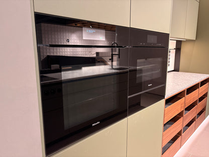 05075 - Next 125 eilandkeuken in saliegroen met luxe kastenwand