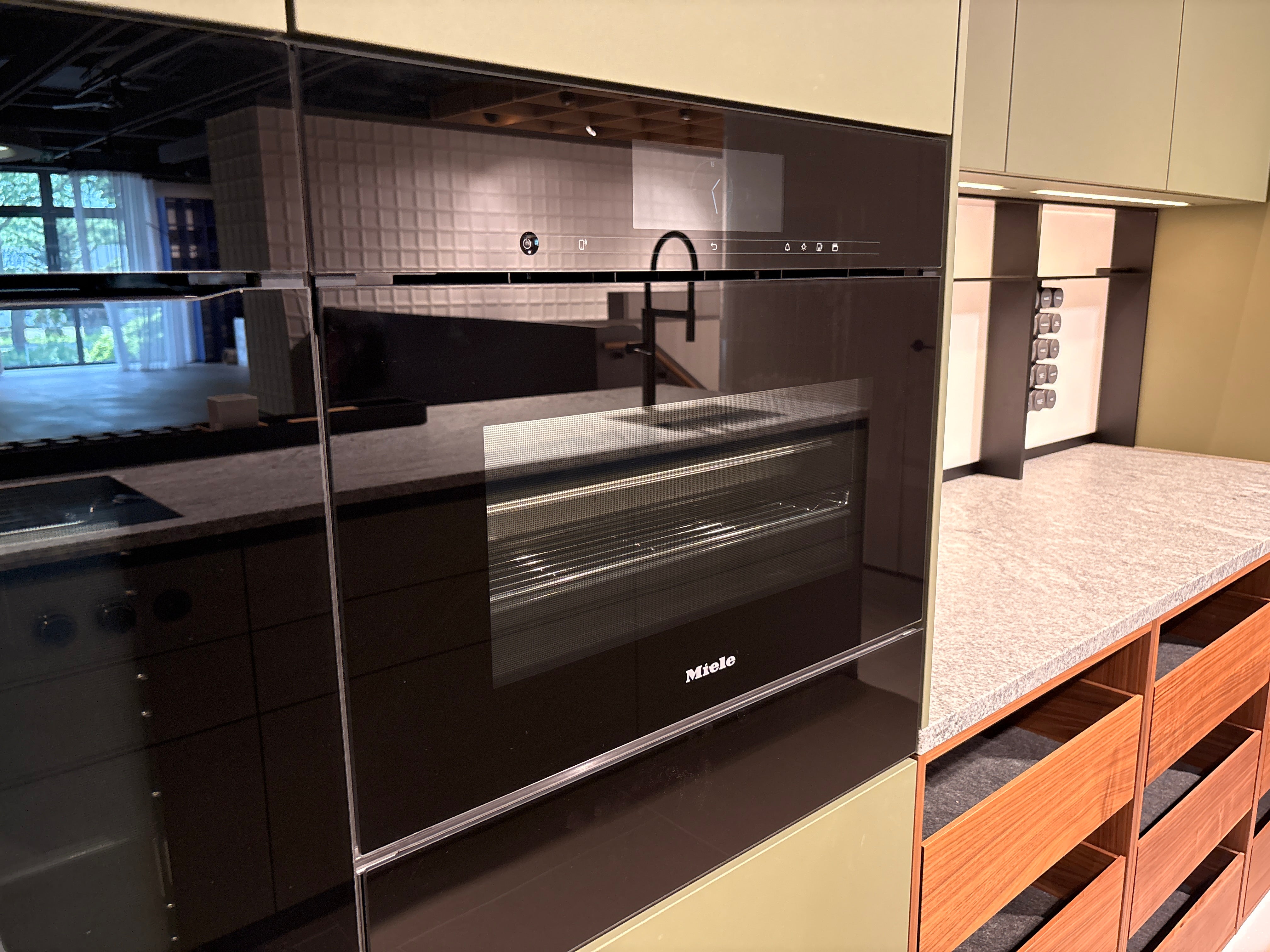 05075 - Next 125 eilandkeuken in saliegroen met luxe kastenwand