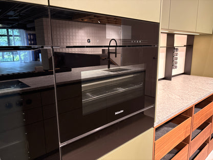 05075 - Next 125 eilandkeuken in saliegroen met luxe kastenwand