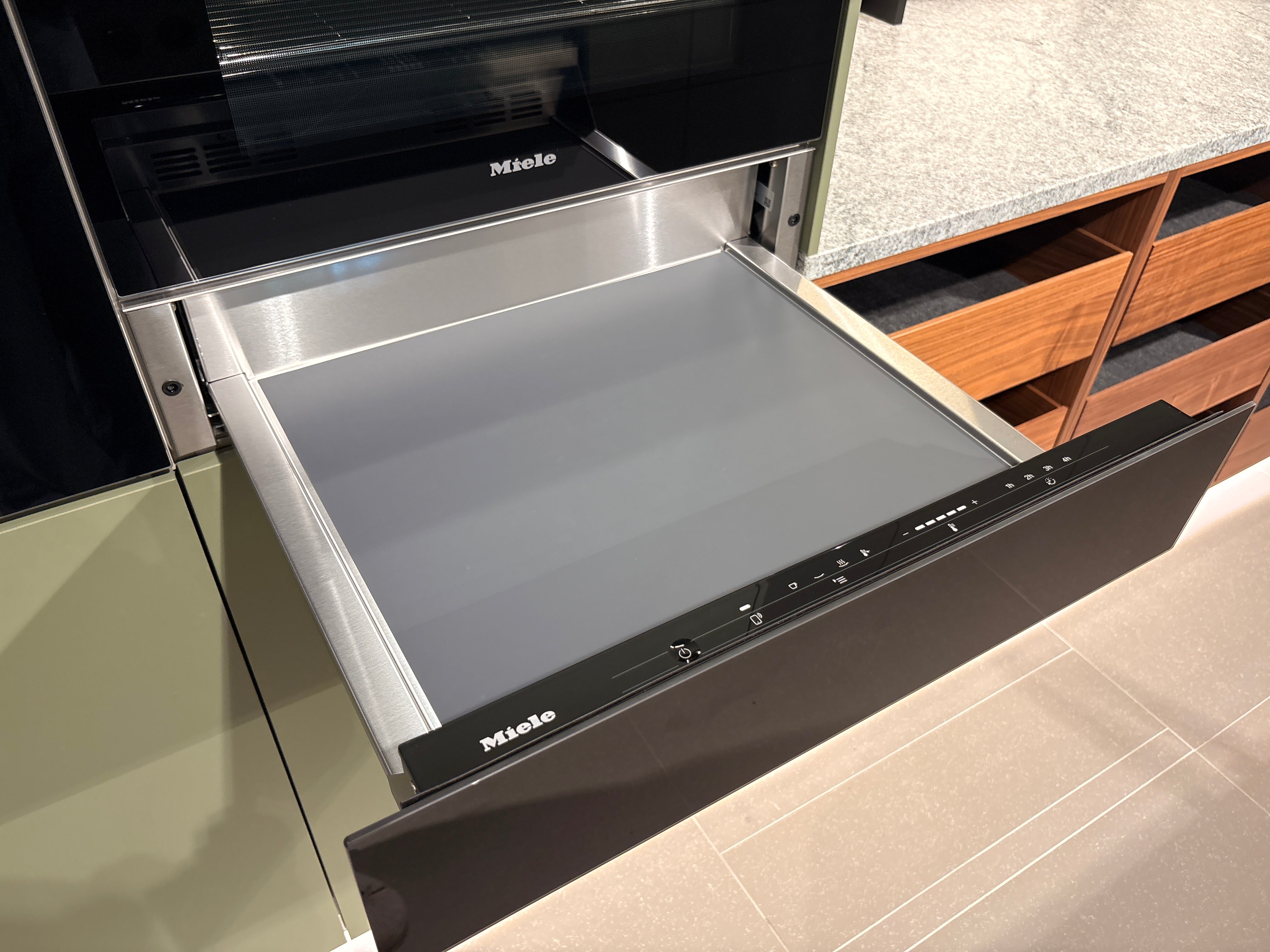 05075 - Next 125 eilandkeuken in saliegroen met luxe kastenwand