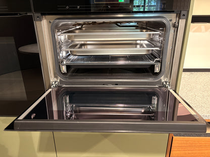 05075 - Next 125 eilandkeuken in saliegroen met luxe kastenwand