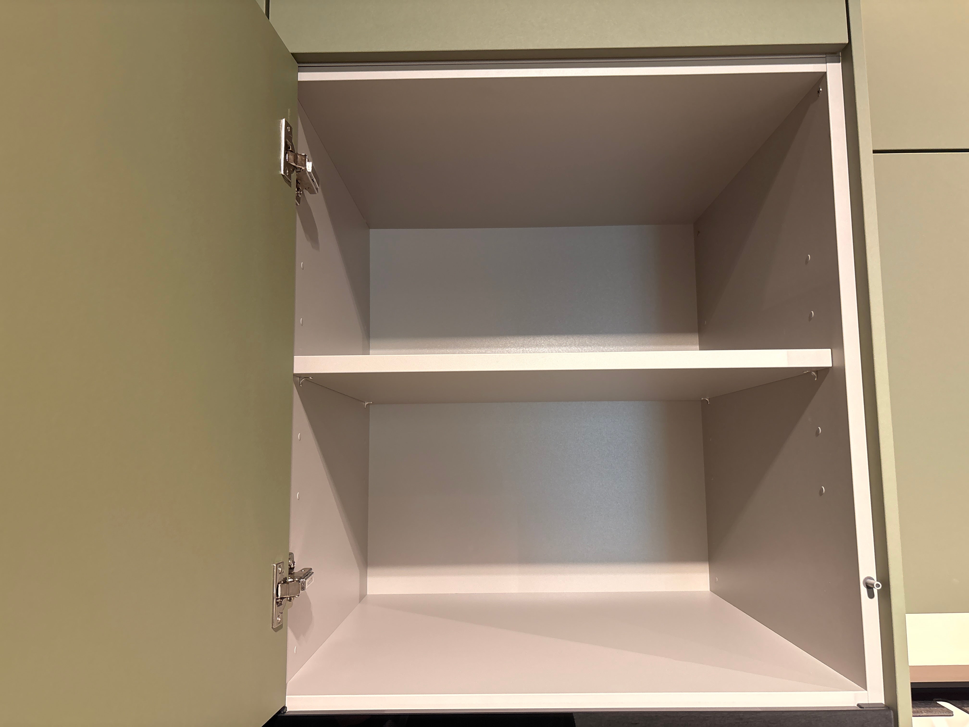 05075 - Next 125 eilandkeuken in saliegroen met luxe kastenwand