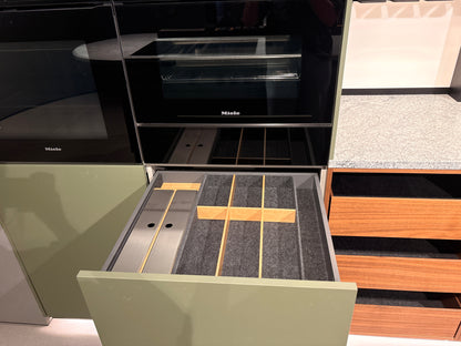 05075 - Next 125 eilandkeuken in saliegroen met luxe kastenwand