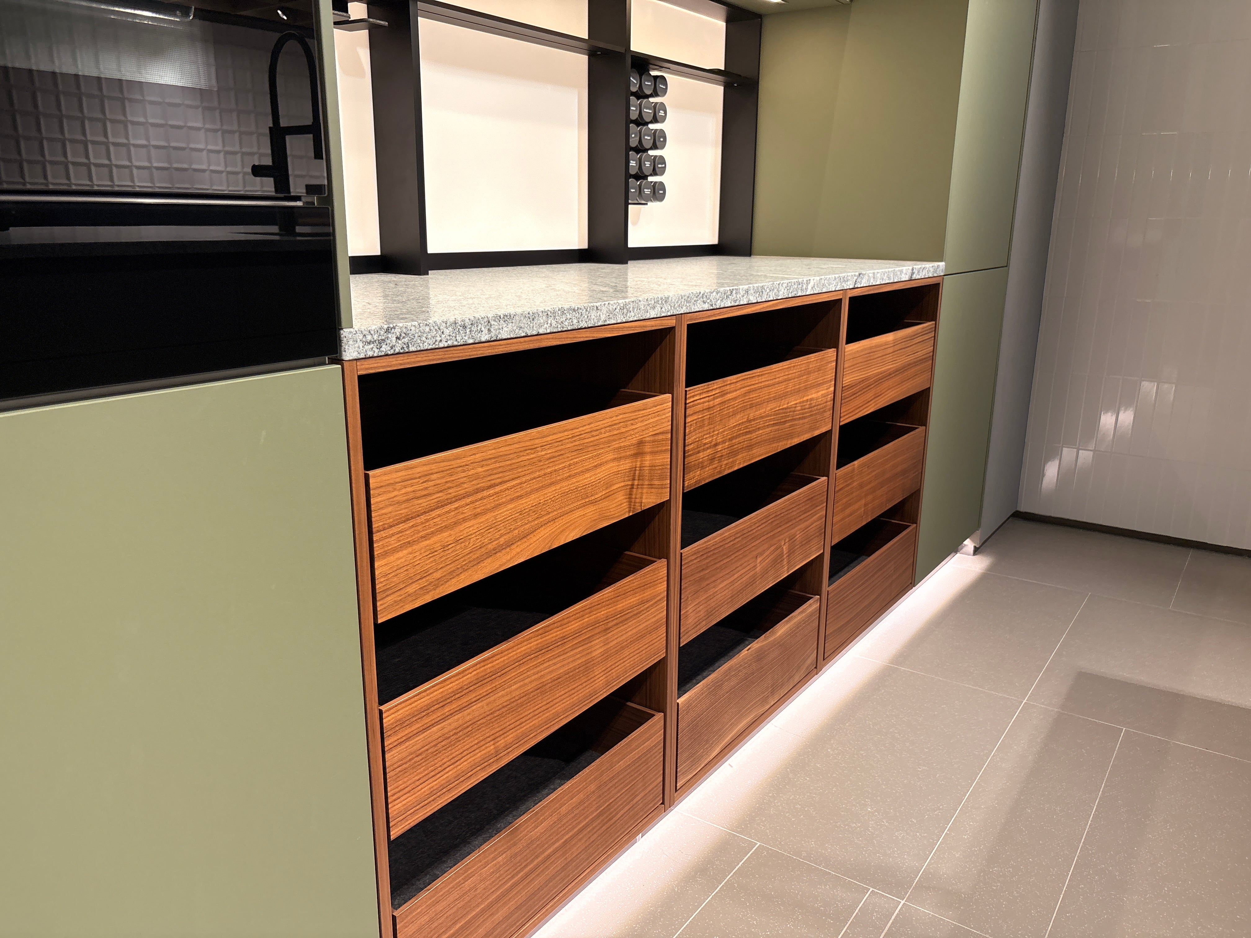 05075 - Next 125 eilandkeuken in saliegroen met luxe kastenwand