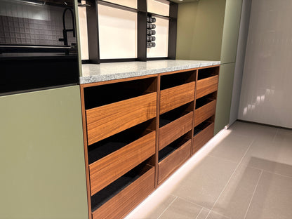 05075 - Next 125 eilandkeuken in saliegroen met luxe kastenwand
