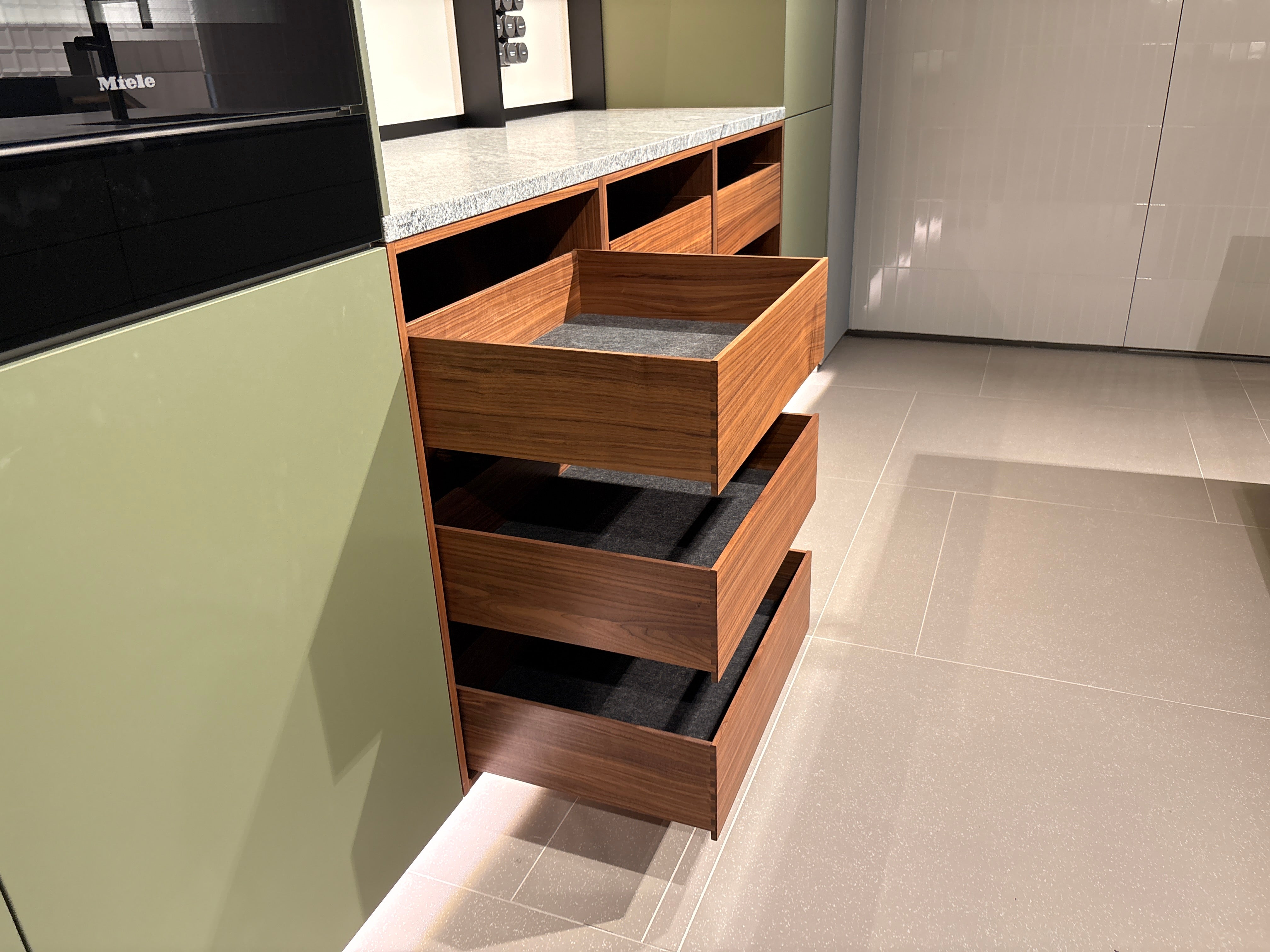 05075 - Next 125 eilandkeuken in saliegroen met luxe kastenwand