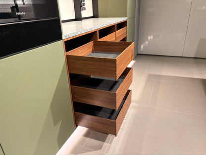 05075 - Next 125 eilandkeuken in saliegroen met luxe kastenwand