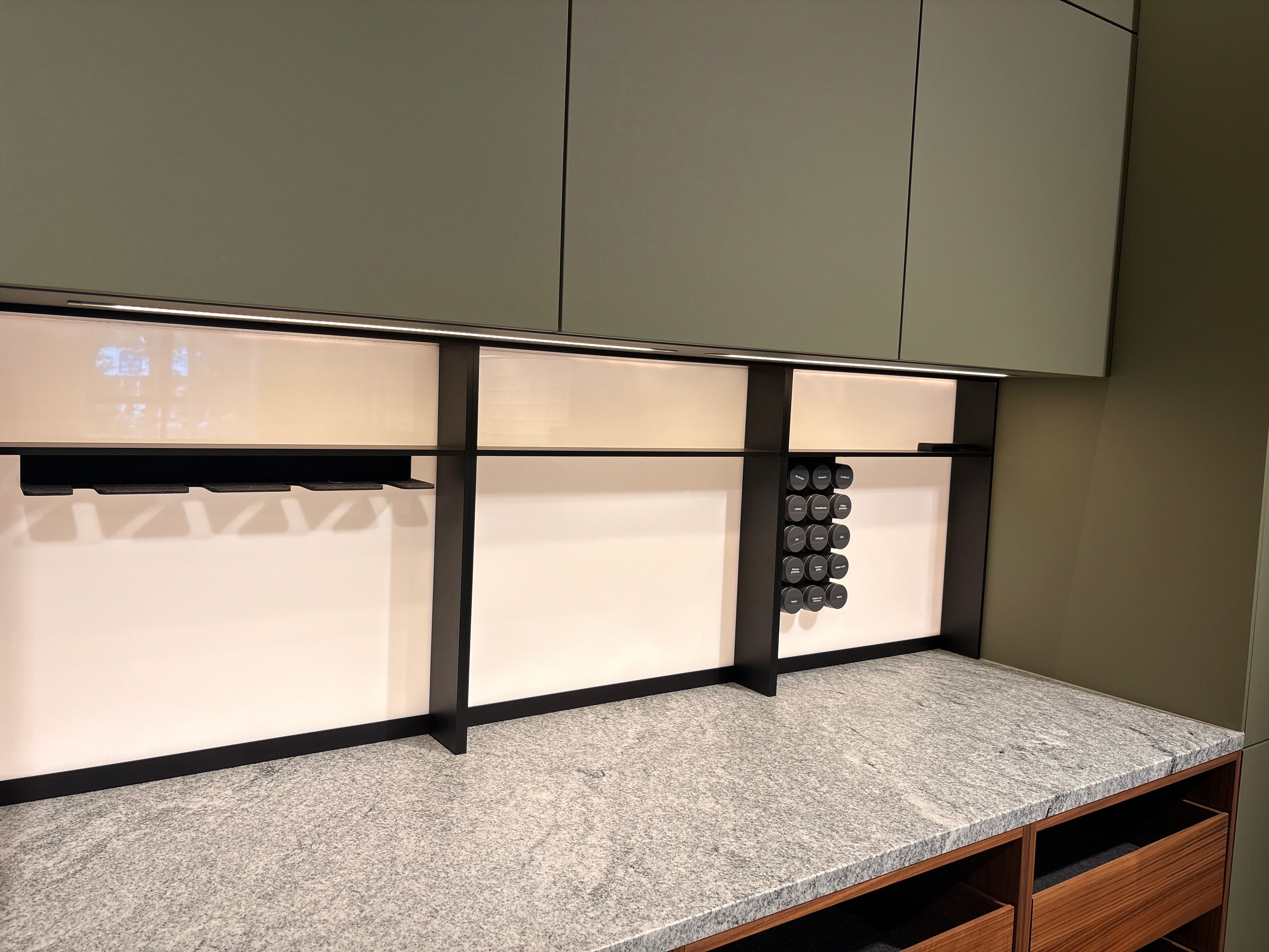05075 - Next 125 eilandkeuken in saliegroen met luxe kastenwand