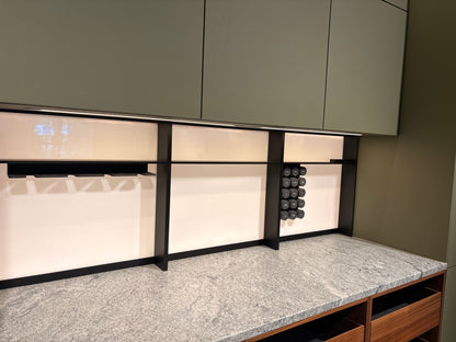 05075 - Next 125 eilandkeuken in saliegroen met luxe kastenwand