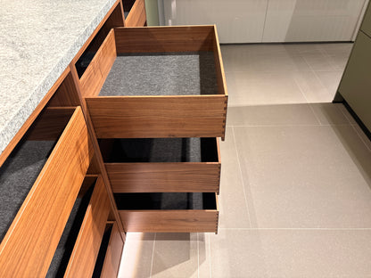 05075 - Next 125 eilandkeuken in saliegroen met luxe kastenwand