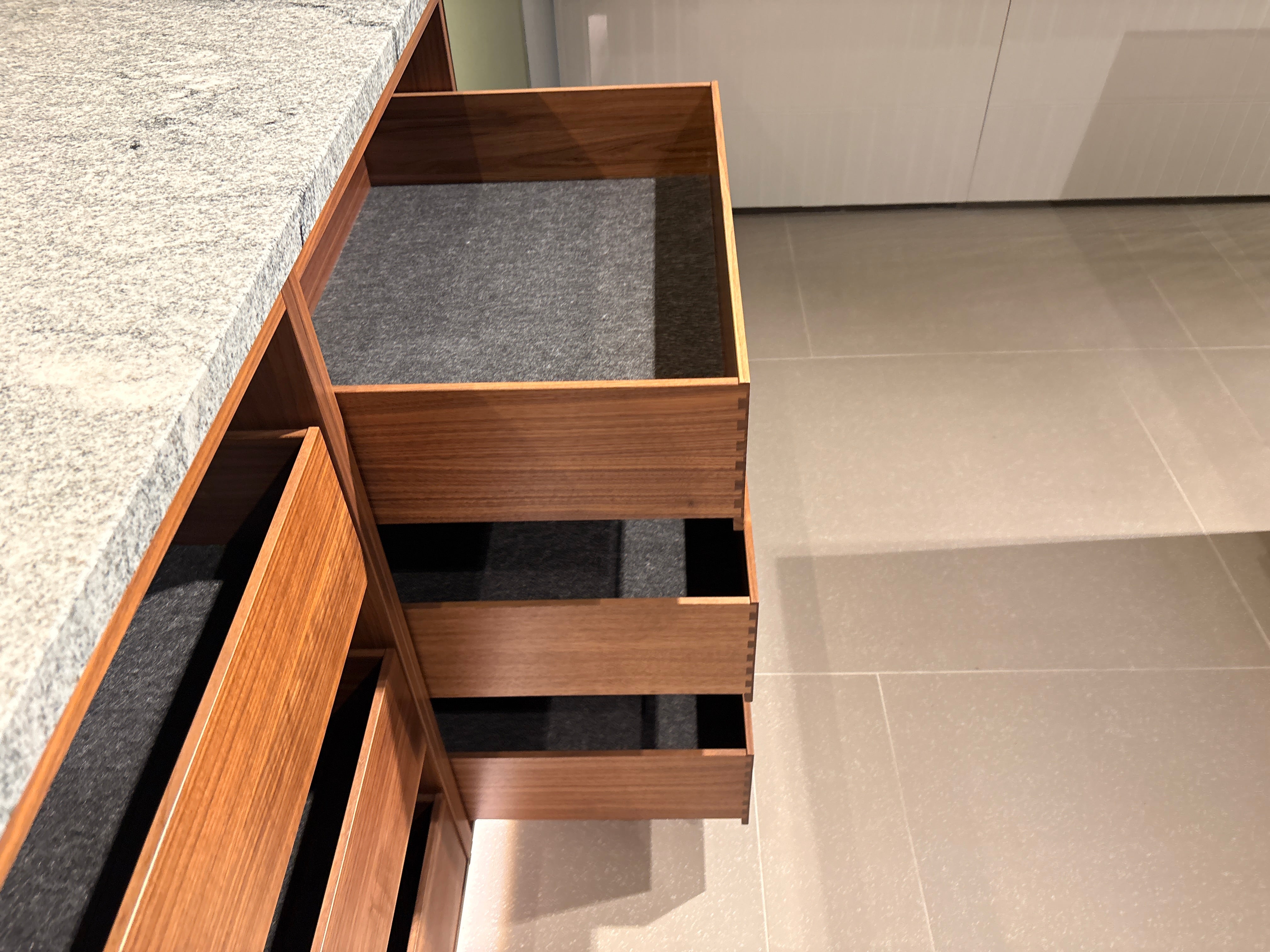 05075 - Next 125 eilandkeuken in saliegroen met luxe kastenwand