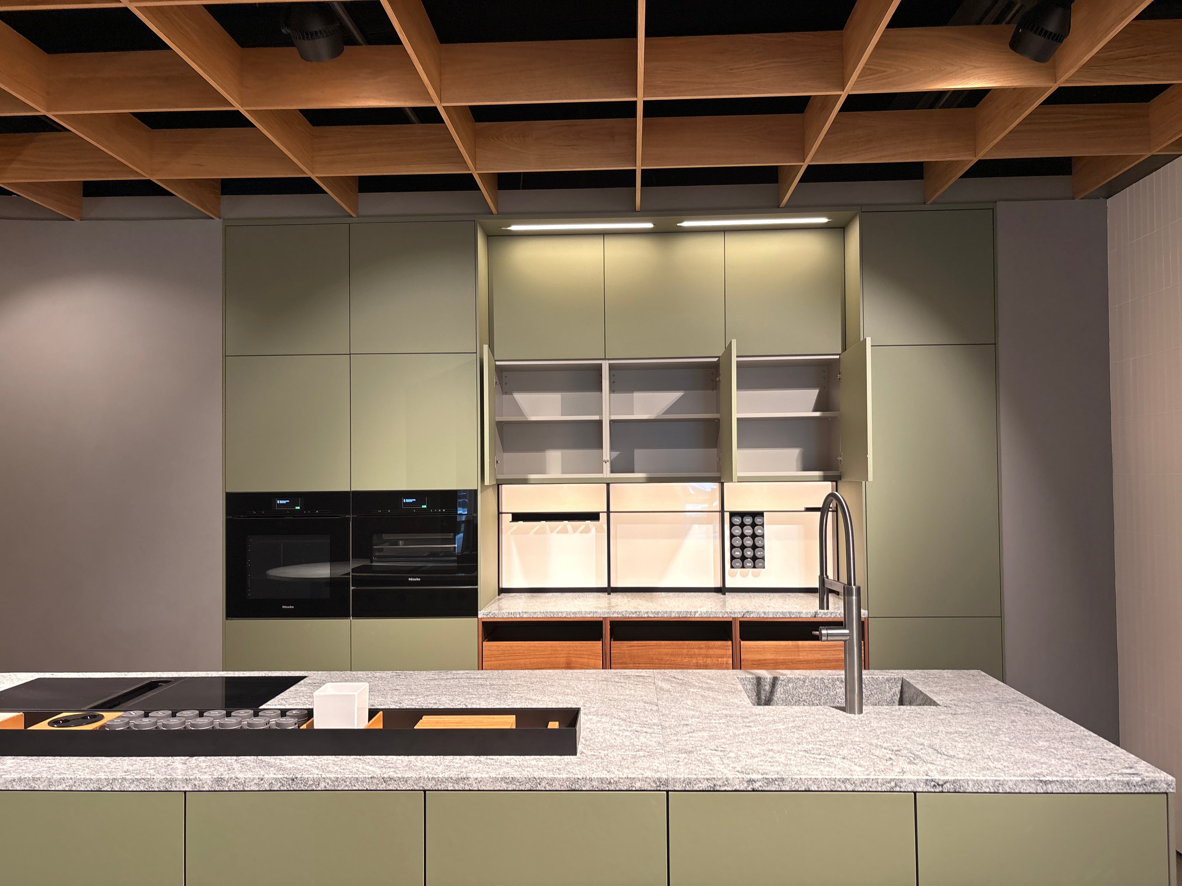 05075 - Next 125 eilandkeuken in saliegroen met luxe kastenwand