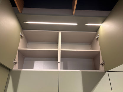 05075 - Next 125 eilandkeuken in saliegroen met luxe kastenwand