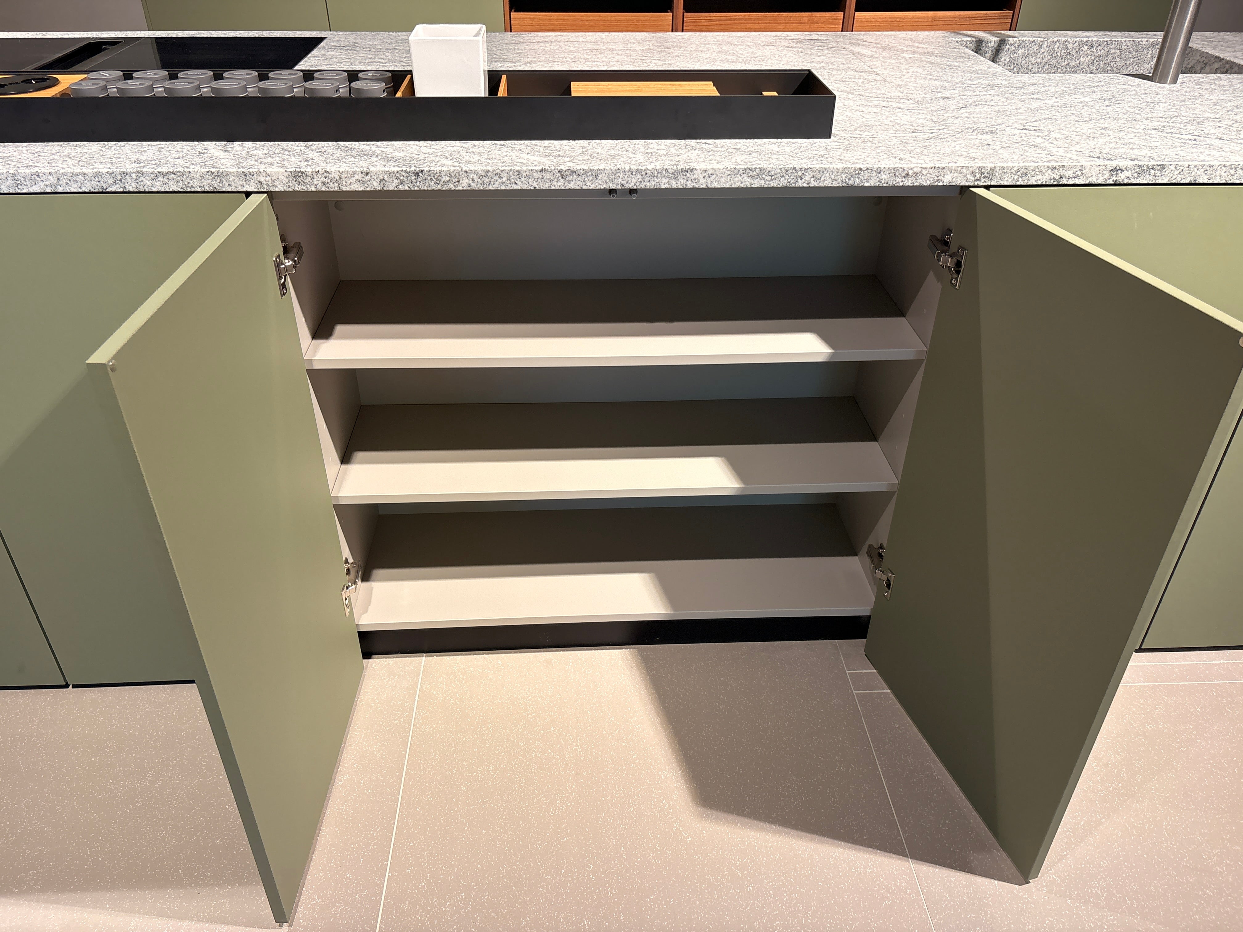 05075 - Next 125 eilandkeuken in saliegroen met luxe kastenwand