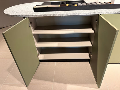 05075 - Next 125 eilandkeuken in saliegroen met luxe kastenwand