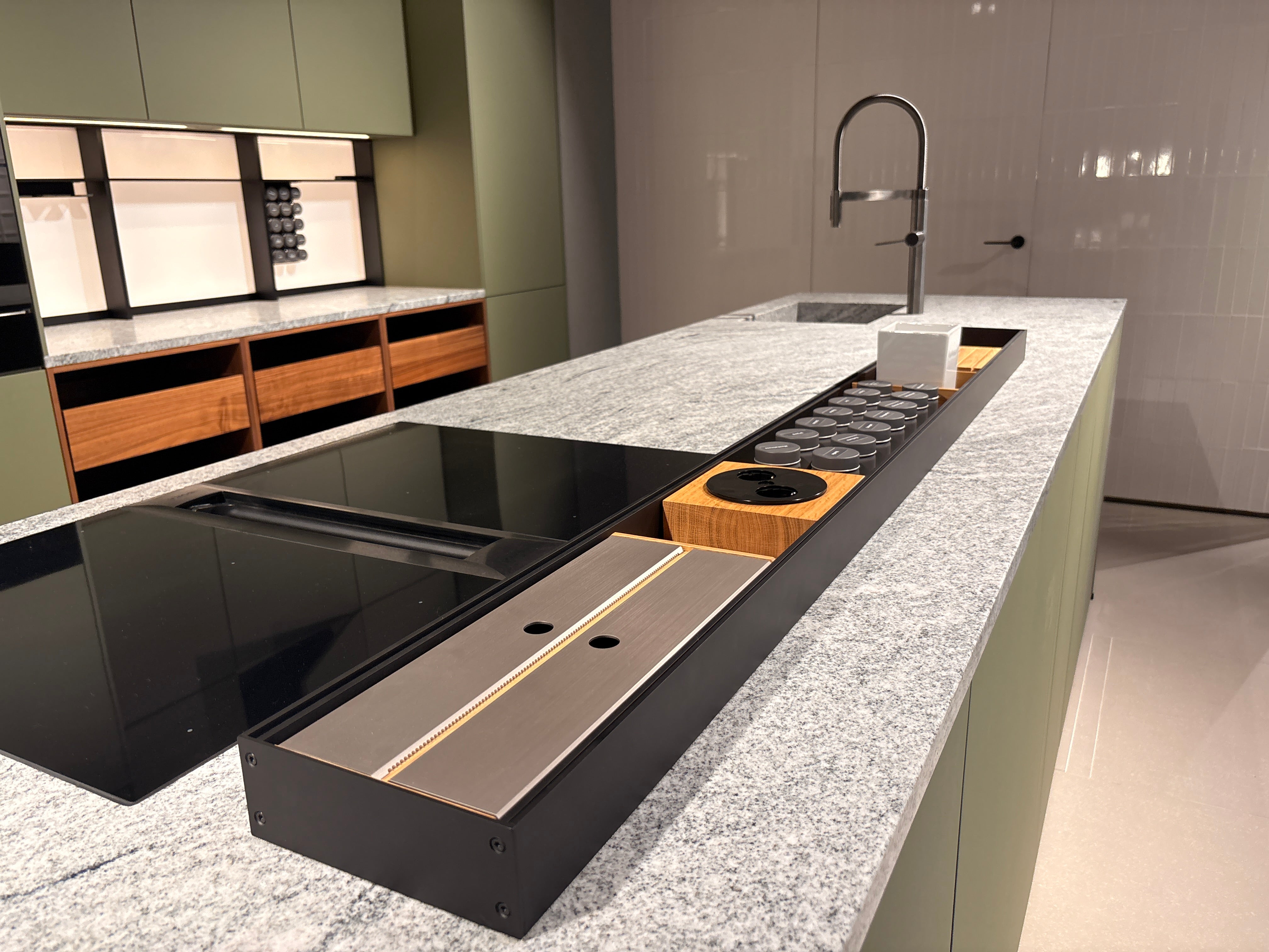 05075 - Next 125 eilandkeuken in saliegroen met luxe kastenwand