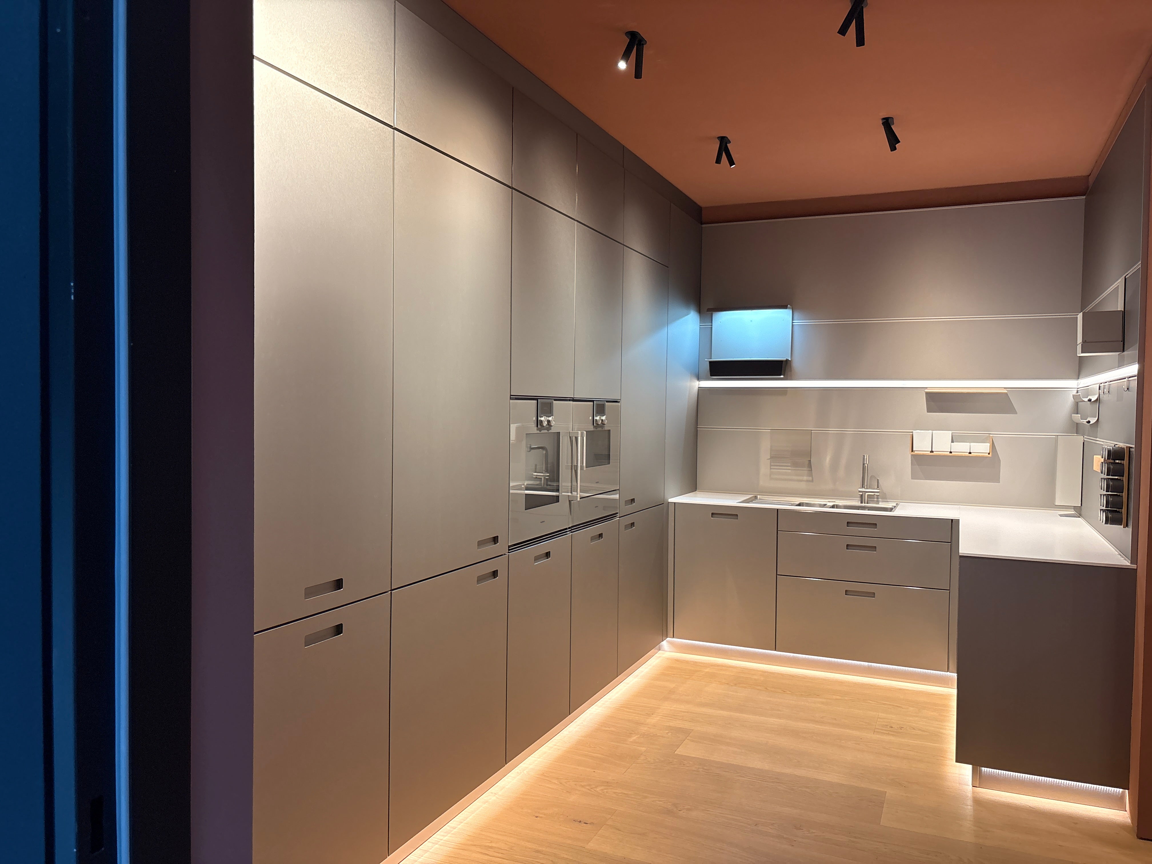05079 - Next125 RVS Designkeuken met Luxe Kastenwand