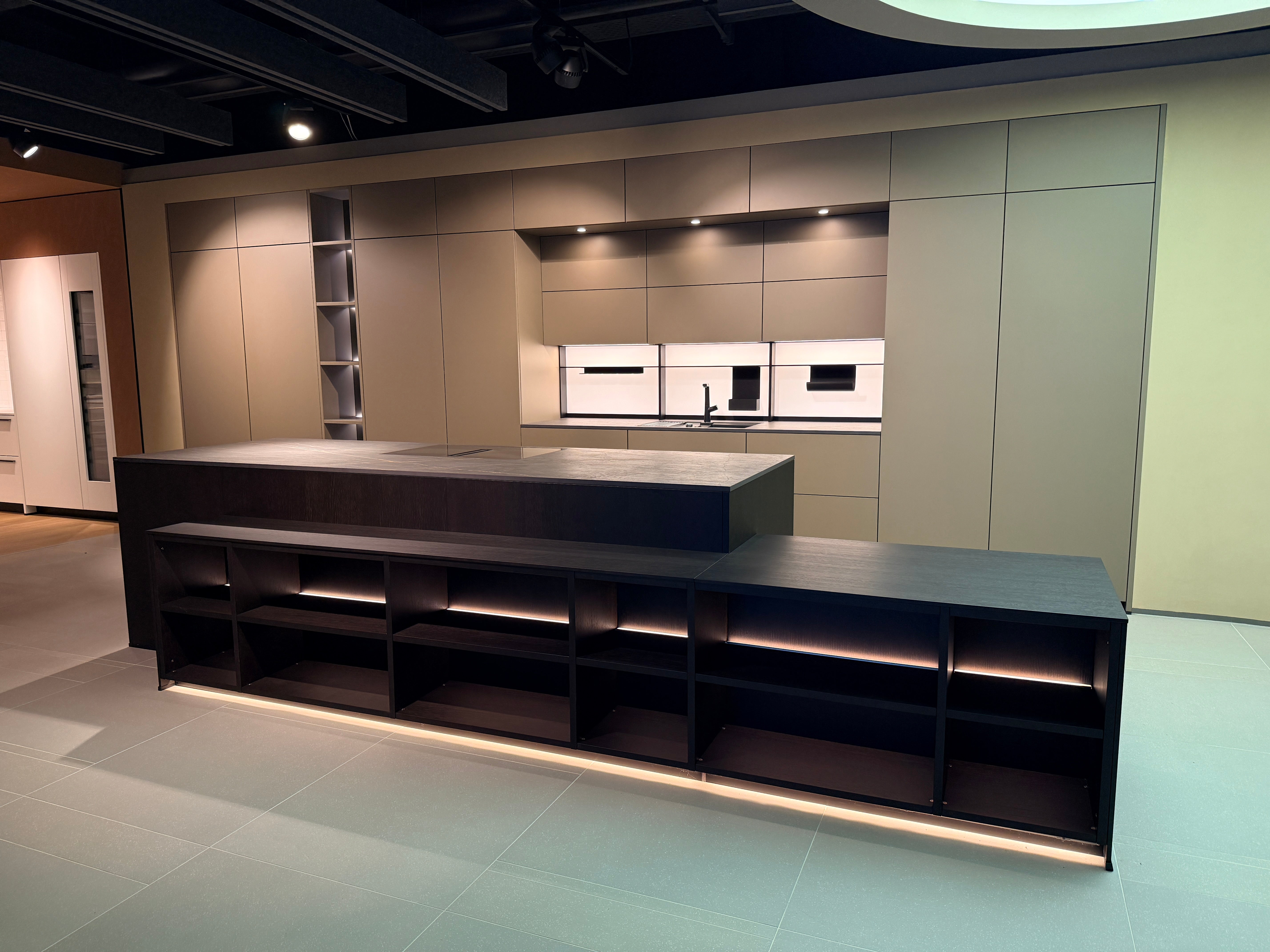 05087 - Next 125 design eilandkeuken met luxe kastenwand