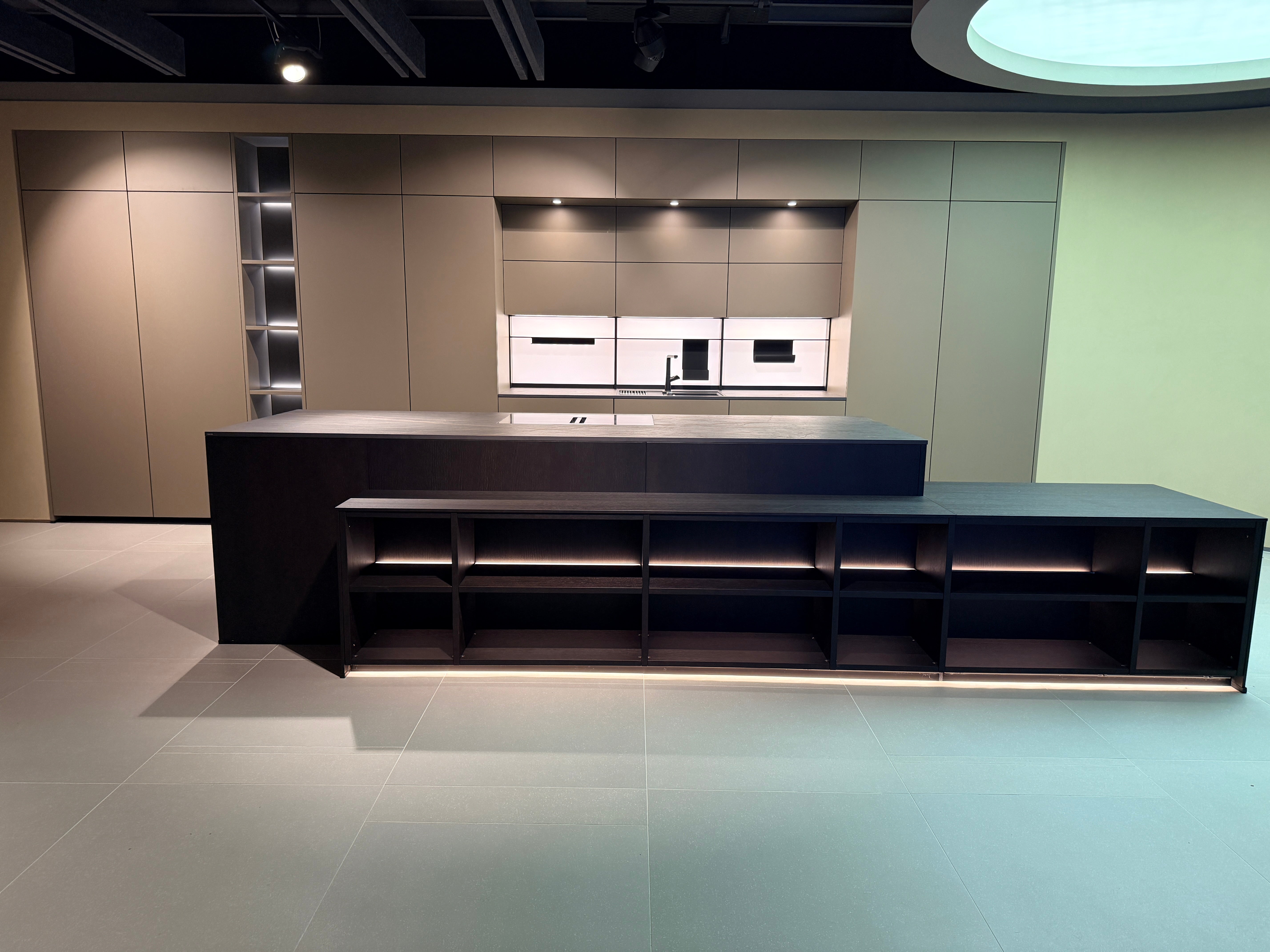 05087 - Next 125 design eilandkeuken met luxe kastenwand