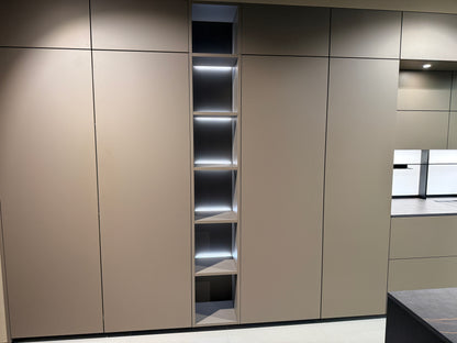 05087 - Next 125 design eilandkeuken met luxe kastenwand