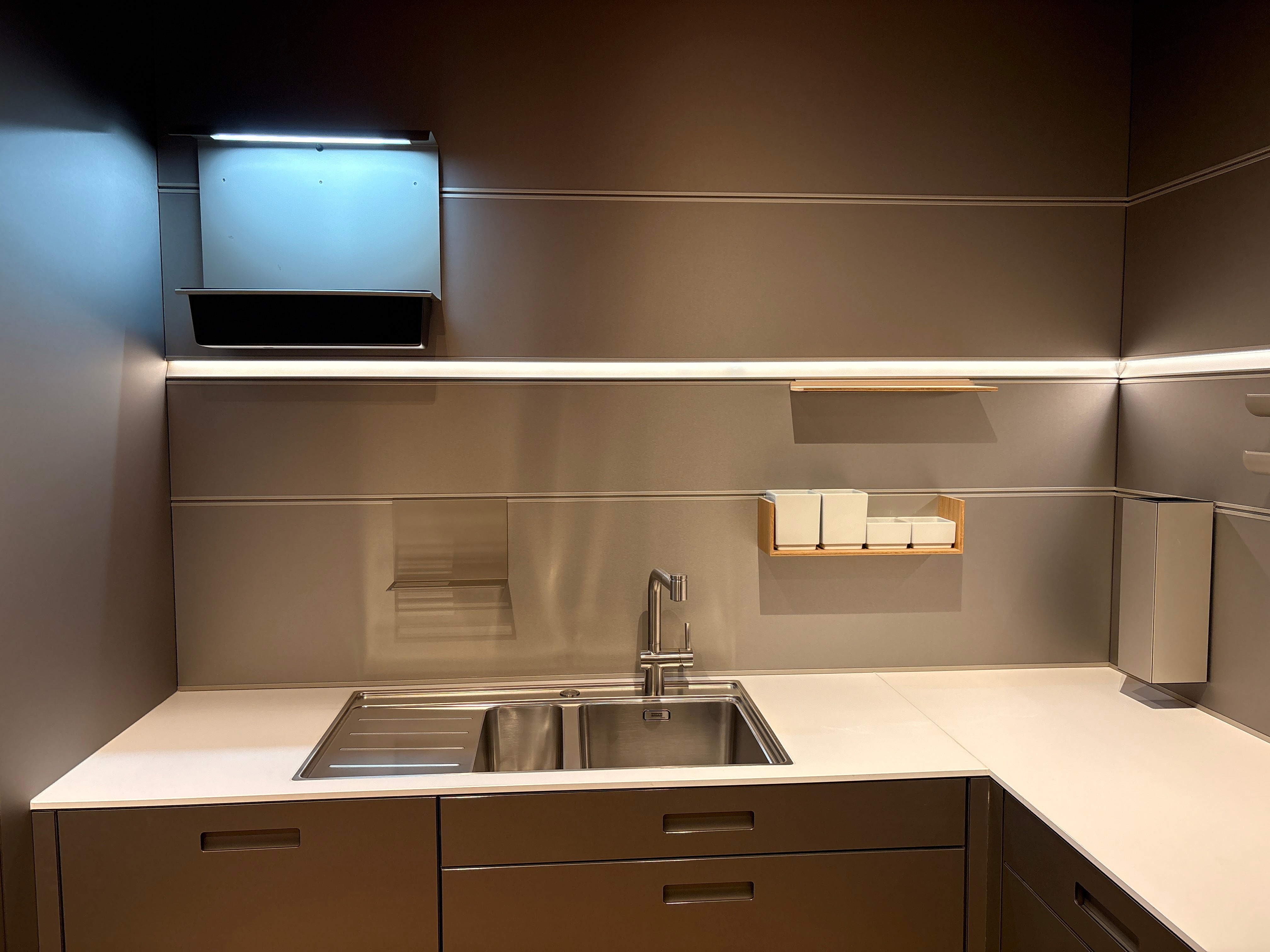 05079 - Next125 RVS Designkeuken met Luxe Kastenwand