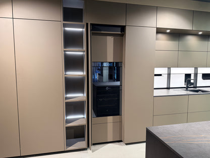 05087 - Next 125 design eilandkeuken met luxe kastenwand