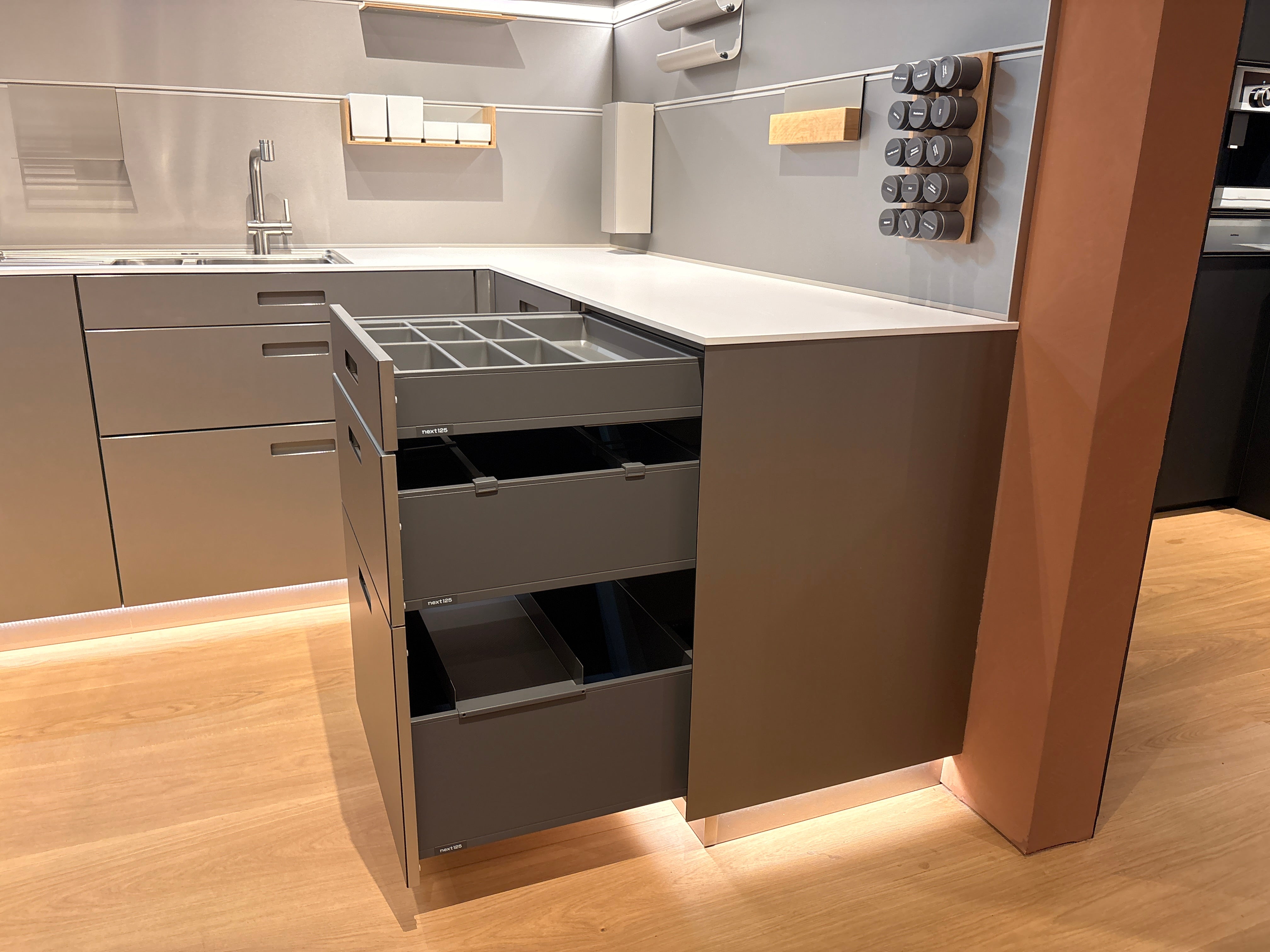 05079 - Next125 RVS Designkeuken met Luxe Kastenwand
