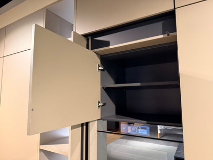05087 - Next 125 design eilandkeuken met luxe kastenwand