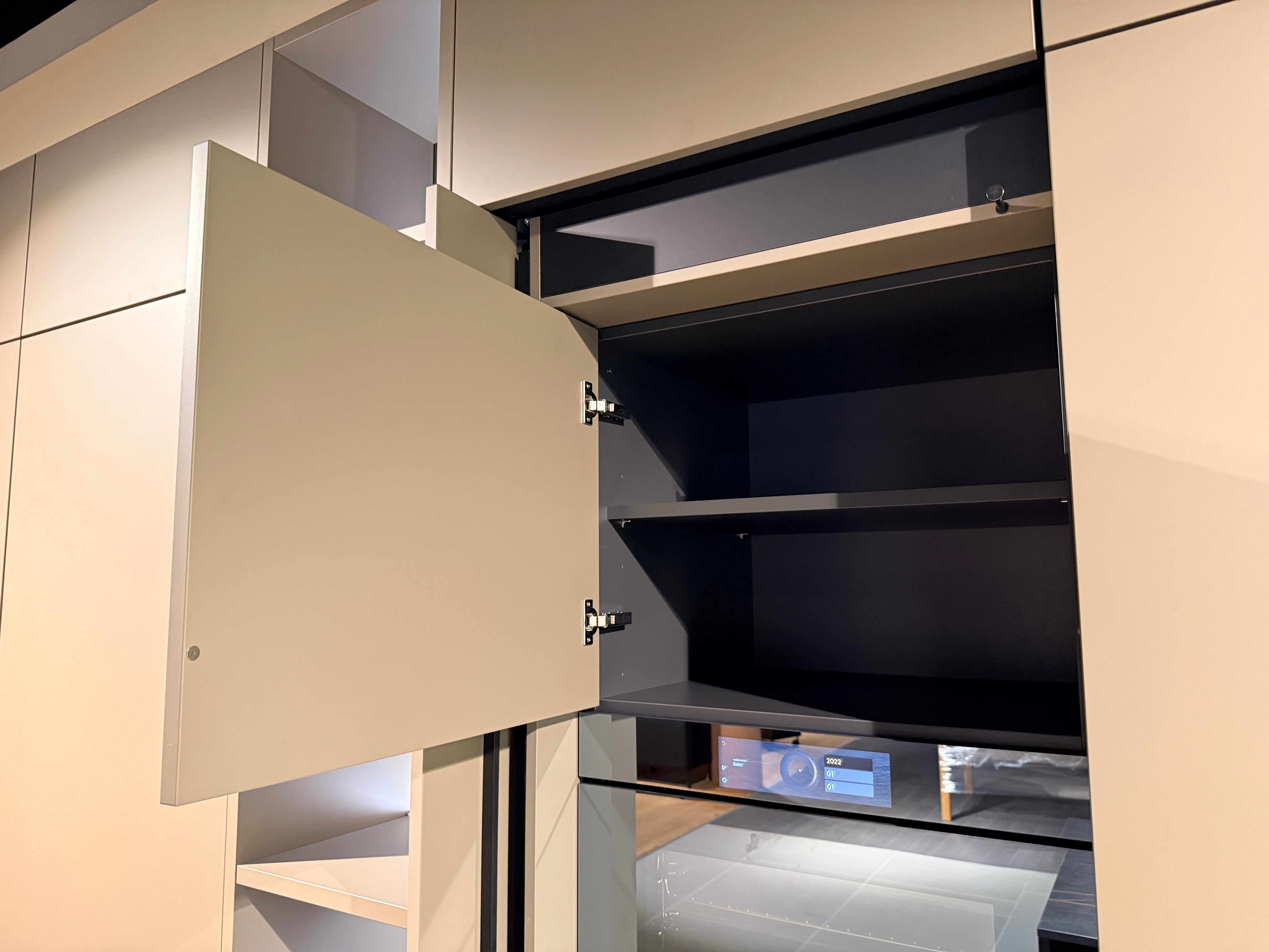 05087 - Next 125 design eilandkeuken met luxe kastenwand