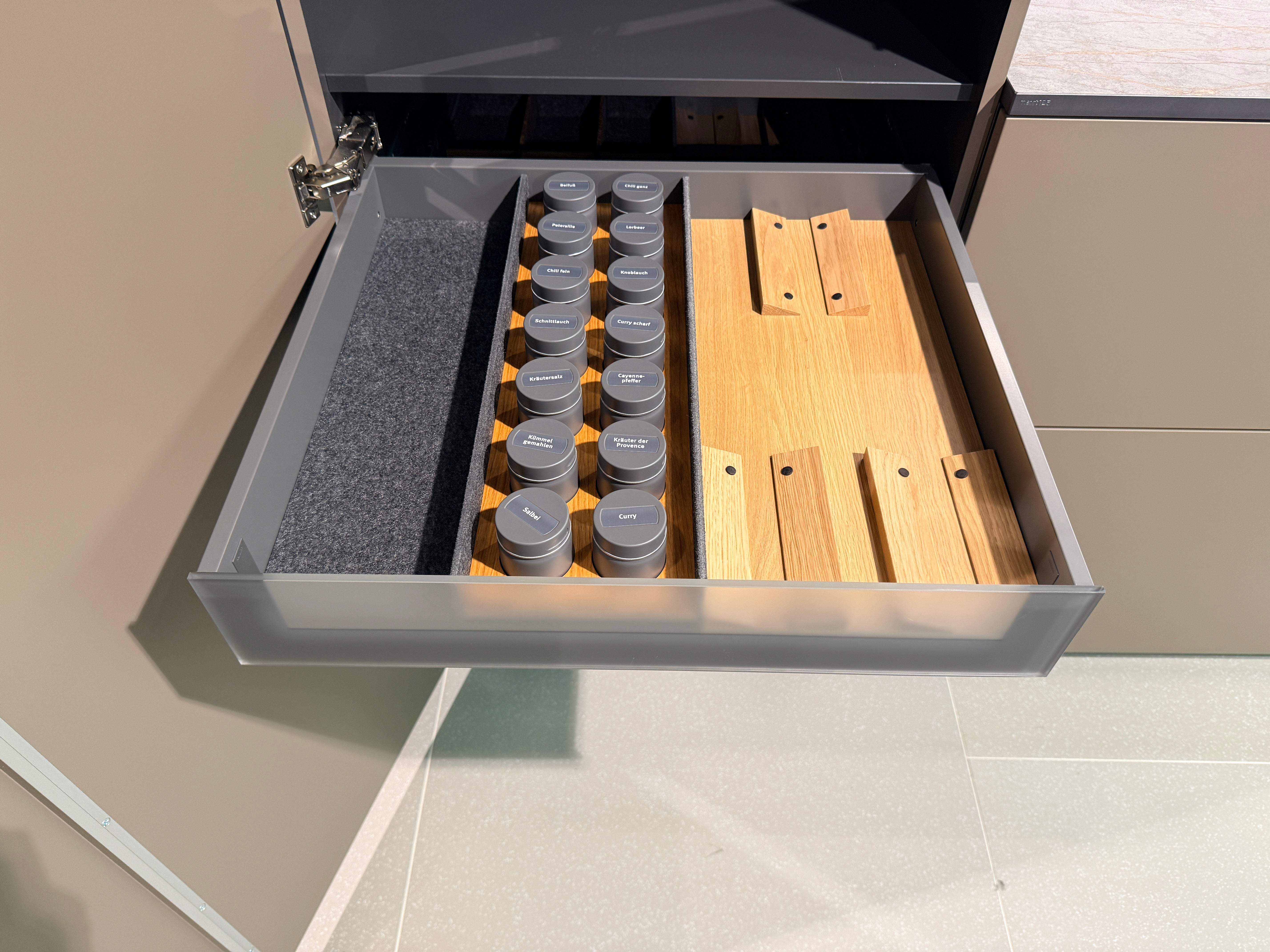 05087 - Next 125 design eilandkeuken met luxe kastenwand