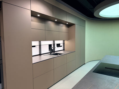 05087 - Next 125 design eilandkeuken met luxe kastenwand
