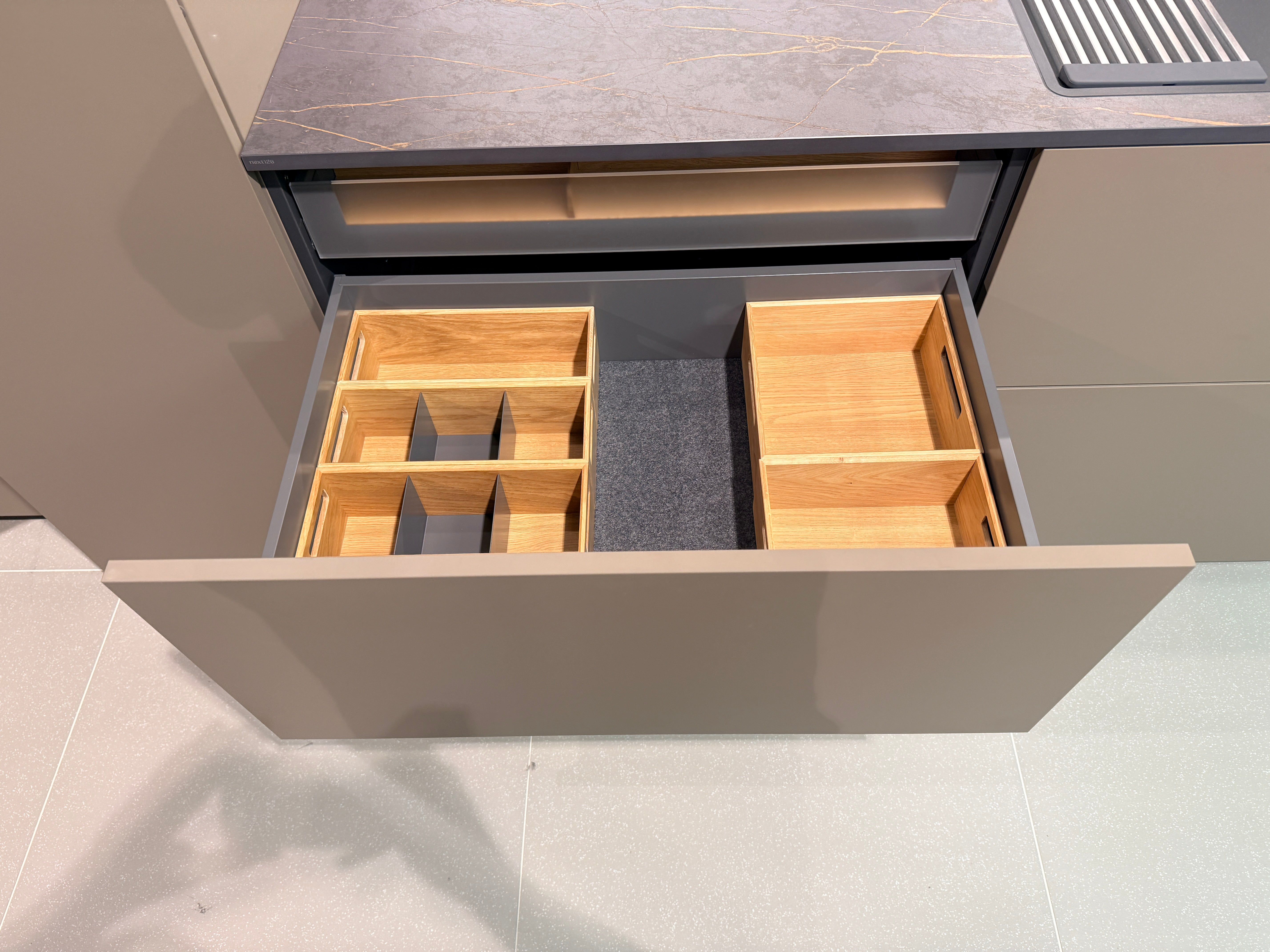 05087 - Next 125 design eilandkeuken met luxe kastenwand