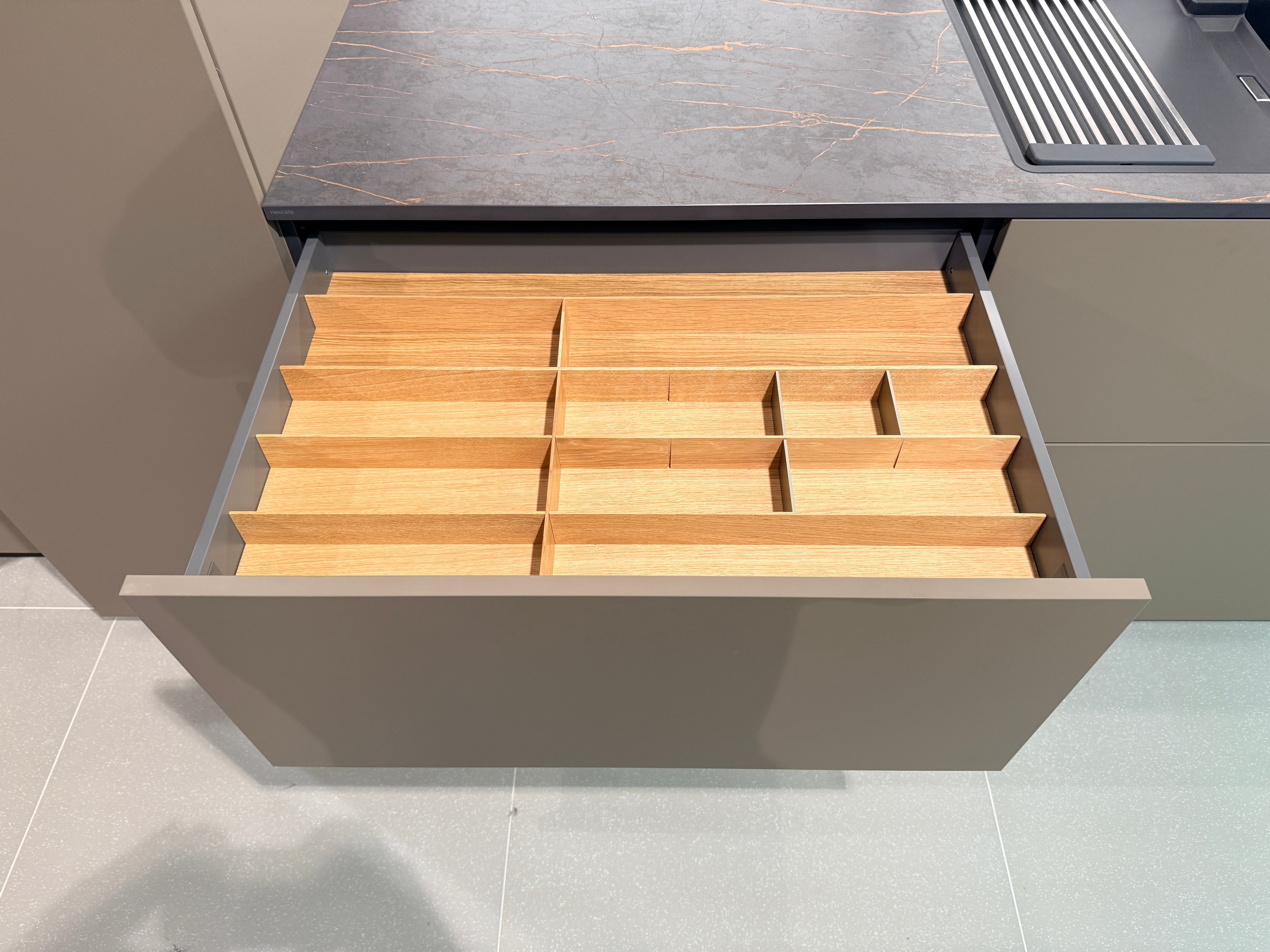 05087 - Next 125 design eilandkeuken met luxe kastenwand