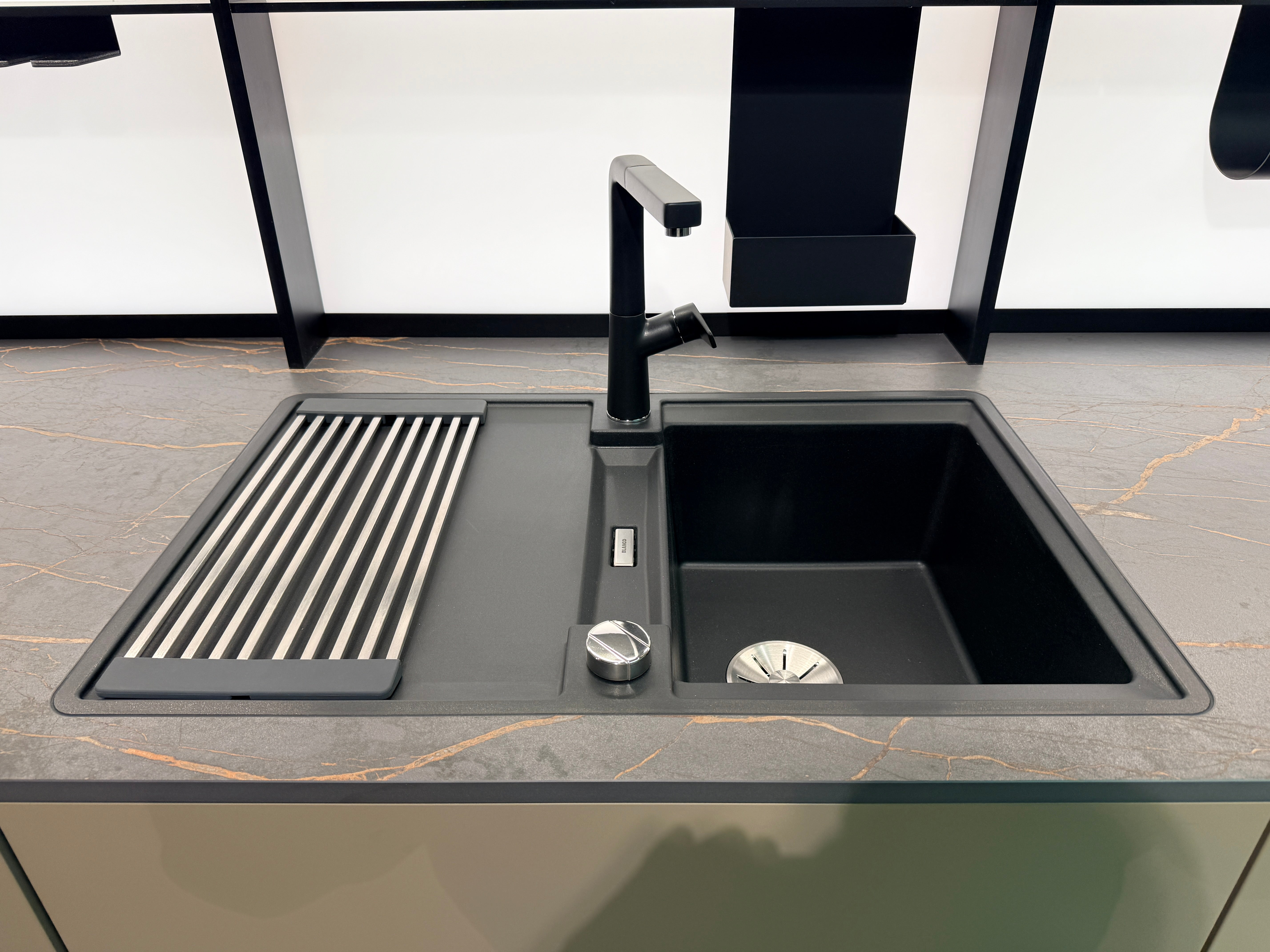 05087 - Next 125 design eilandkeuken met luxe kastenwand