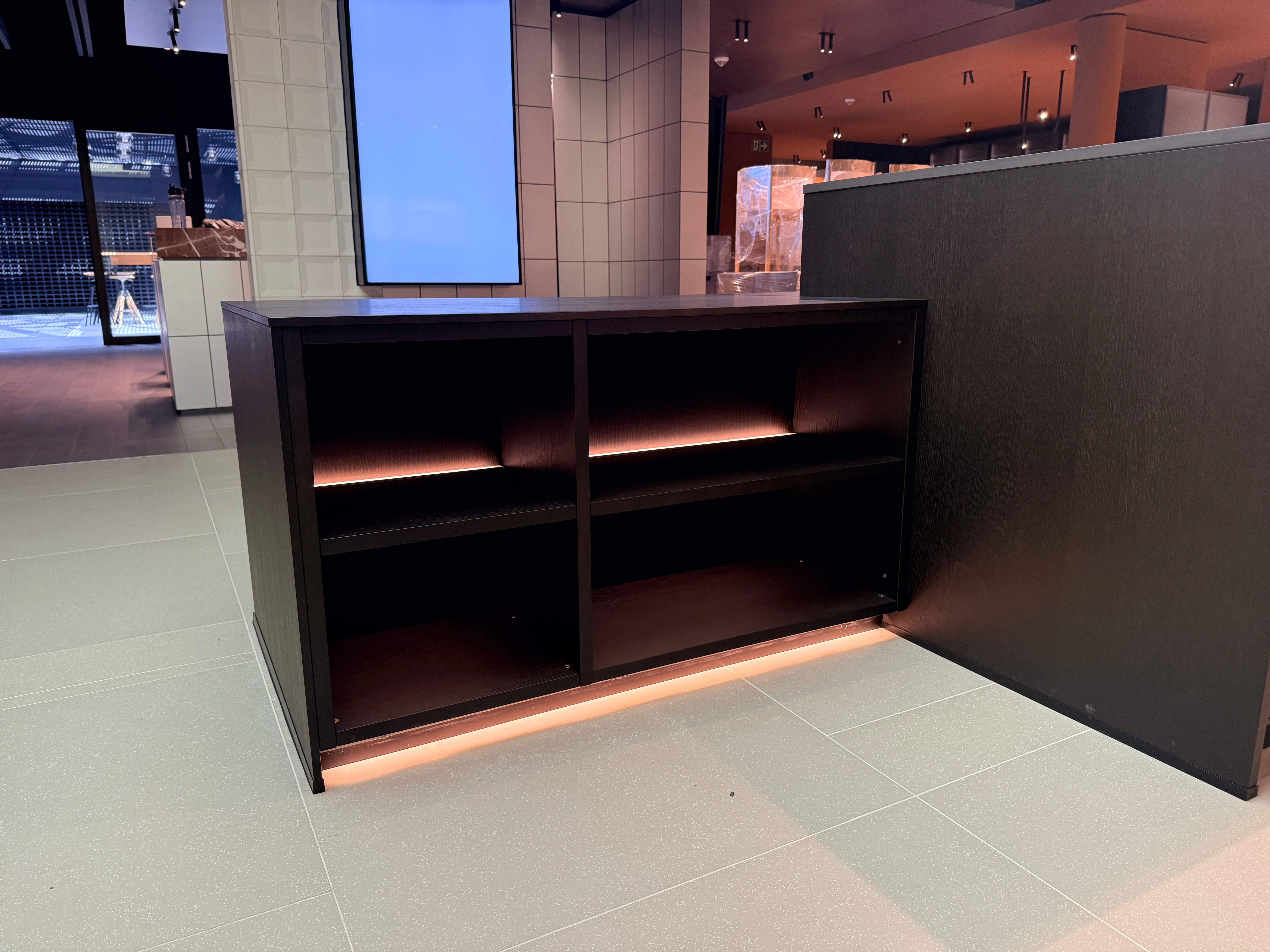 05087 - Next 125 design eilandkeuken met luxe kastenwand