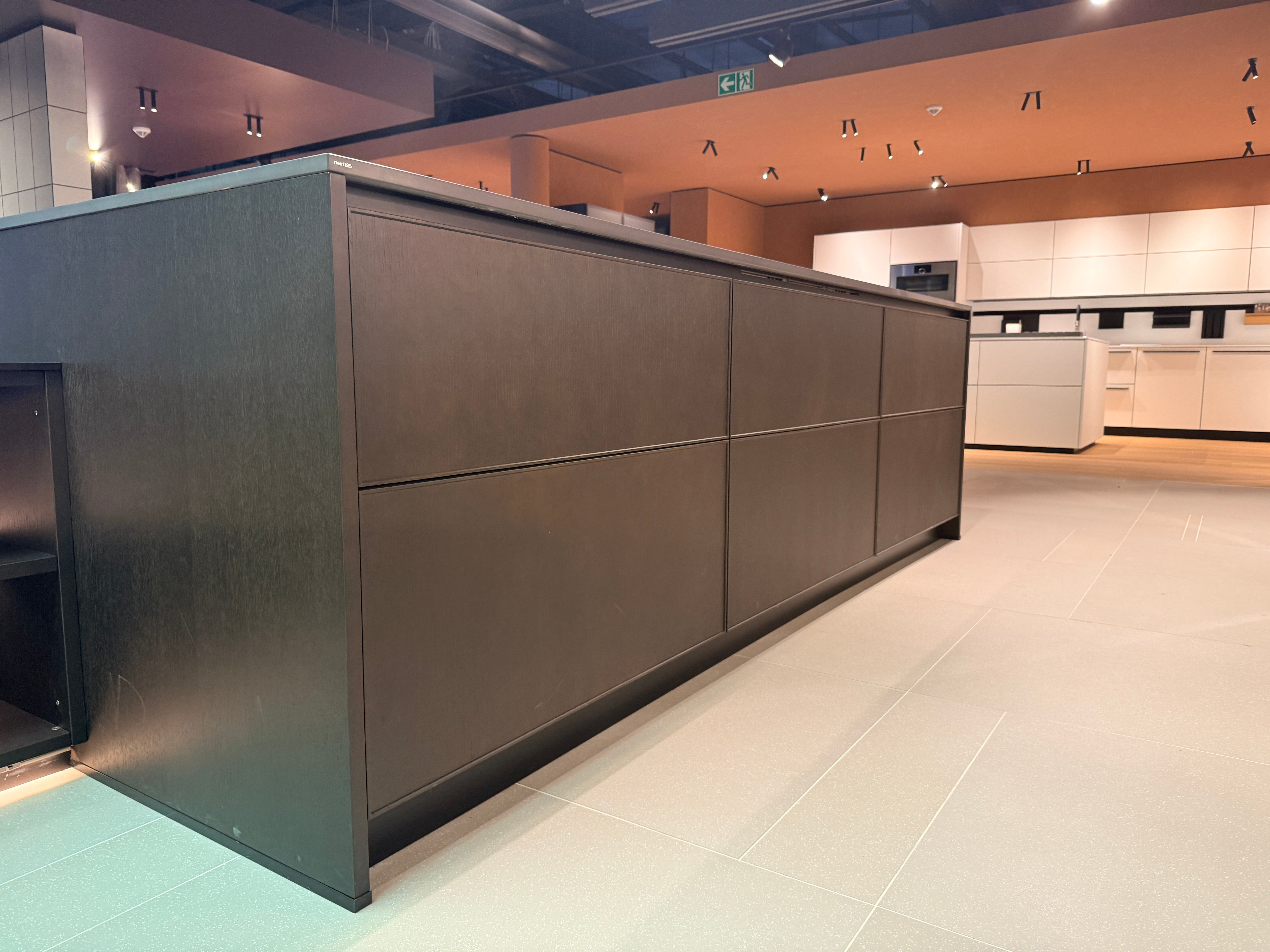 05087 - Next 125 design eilandkeuken met luxe kastenwand