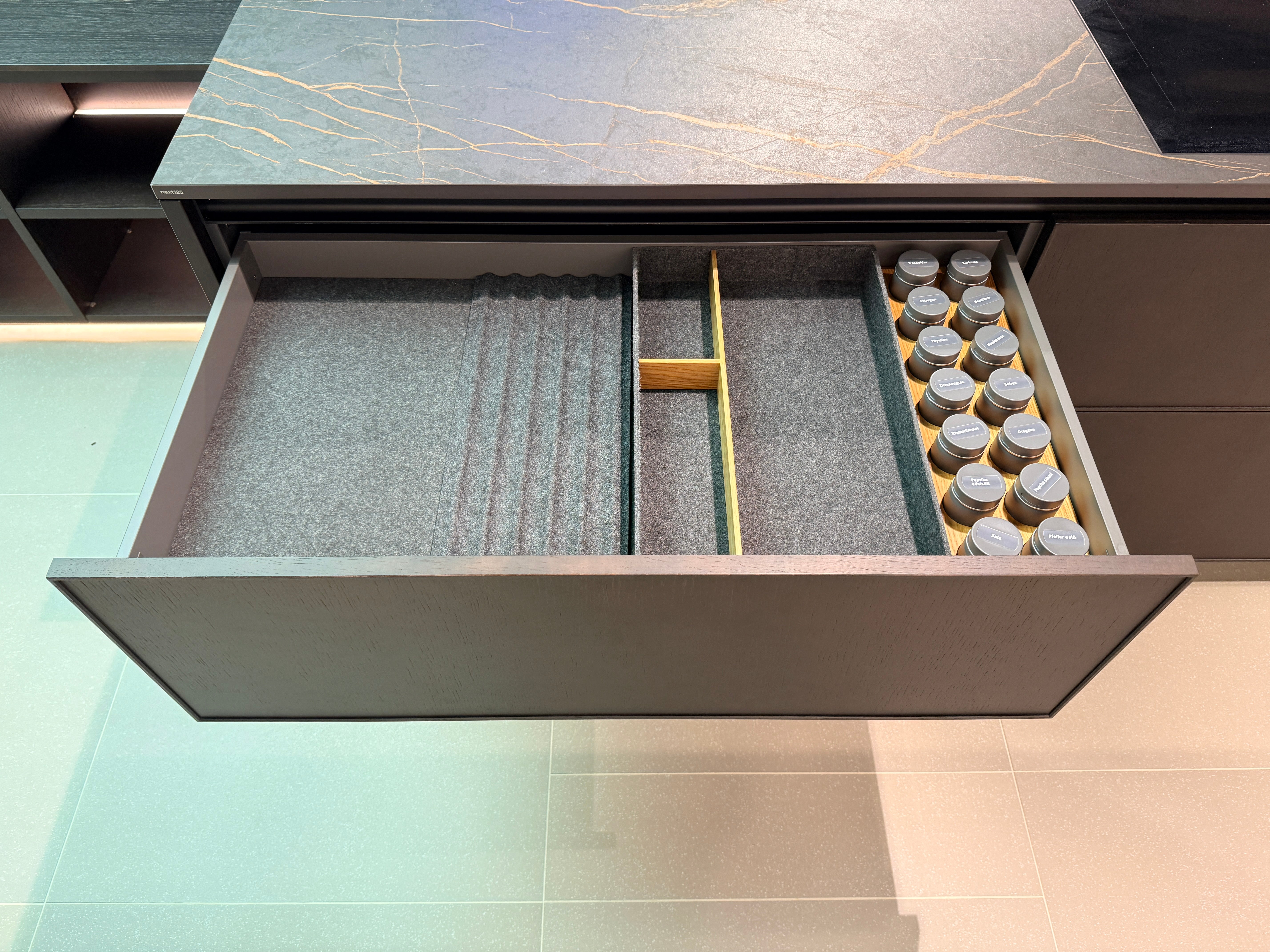 05087 - Next 125 design eilandkeuken met luxe kastenwand