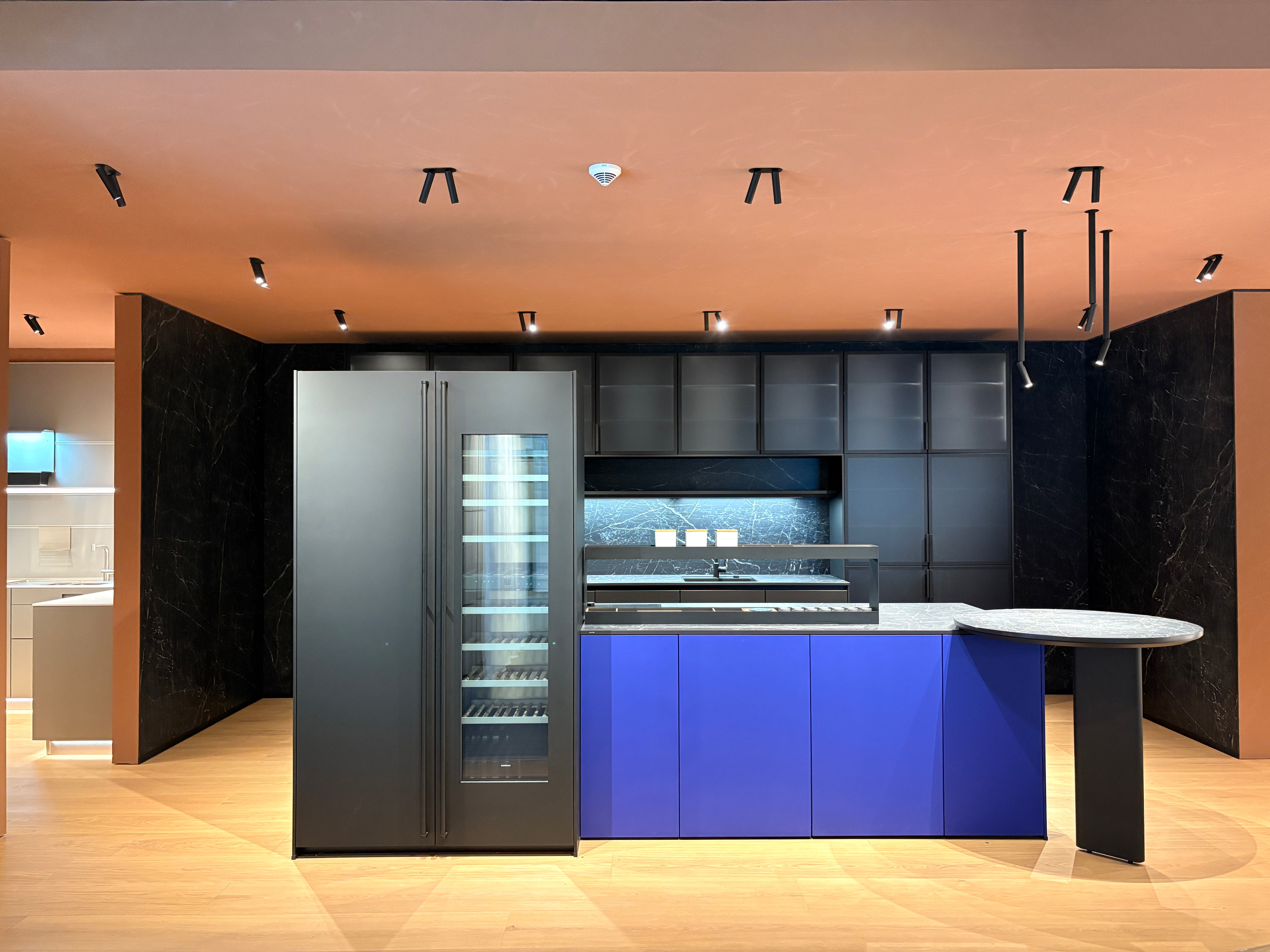 05081 - Next125 designkeuken met blauw eiland, wijnklimaatkast en luxe kastenwand