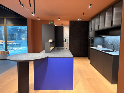 05081 - Next125 designkeuken met blauw eiland, wijnklimaatkast en luxe kastenwand