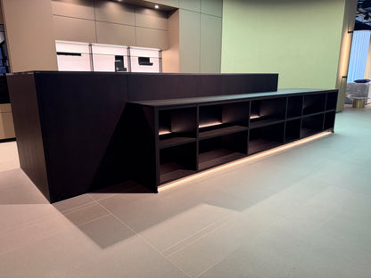 05087 - Next 125 design eilandkeuken met luxe kastenwand
