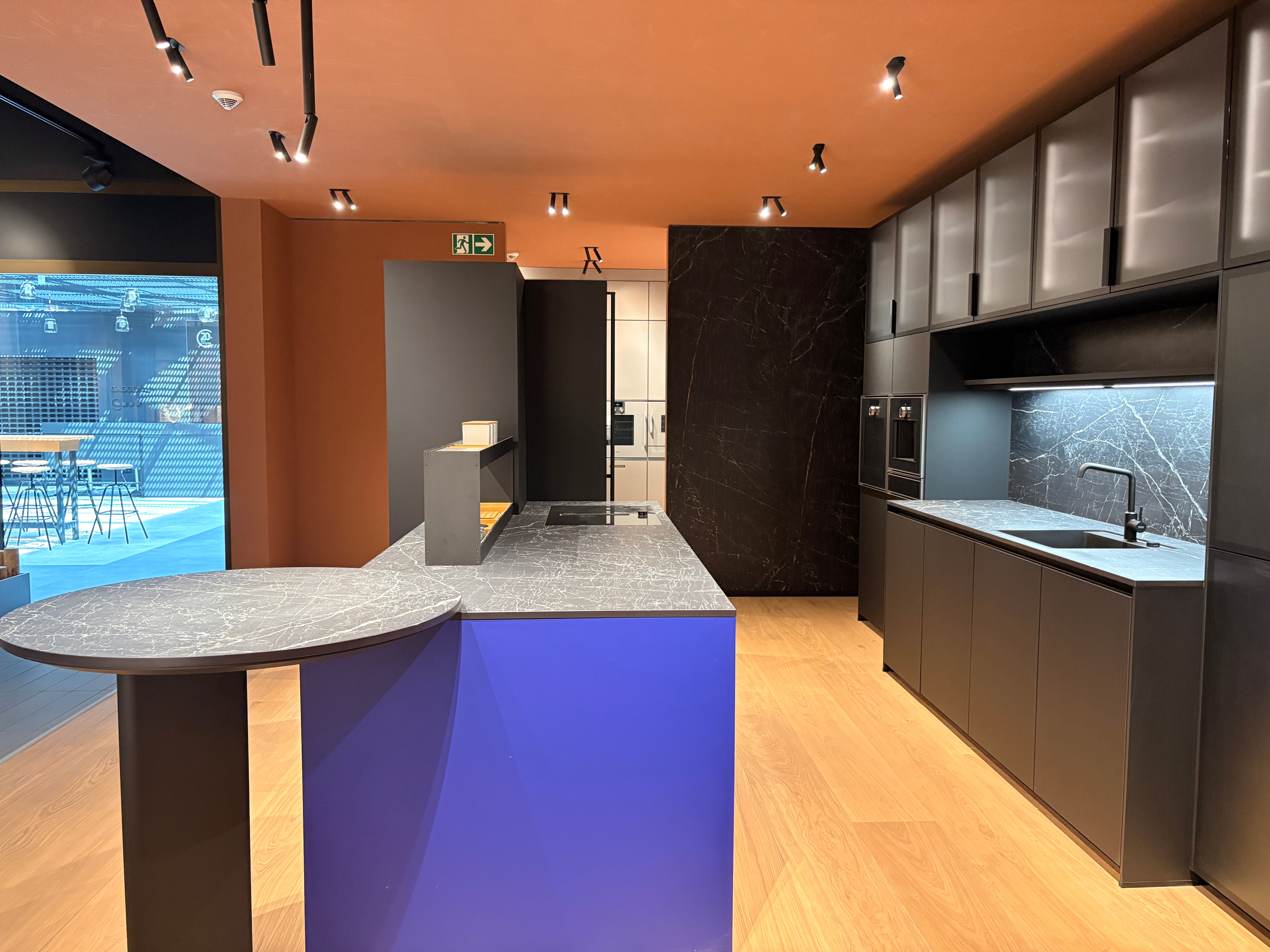 05081 - Next125 designkeuken met blauw eiland, wijnklimaatkast en luxe kastenwand