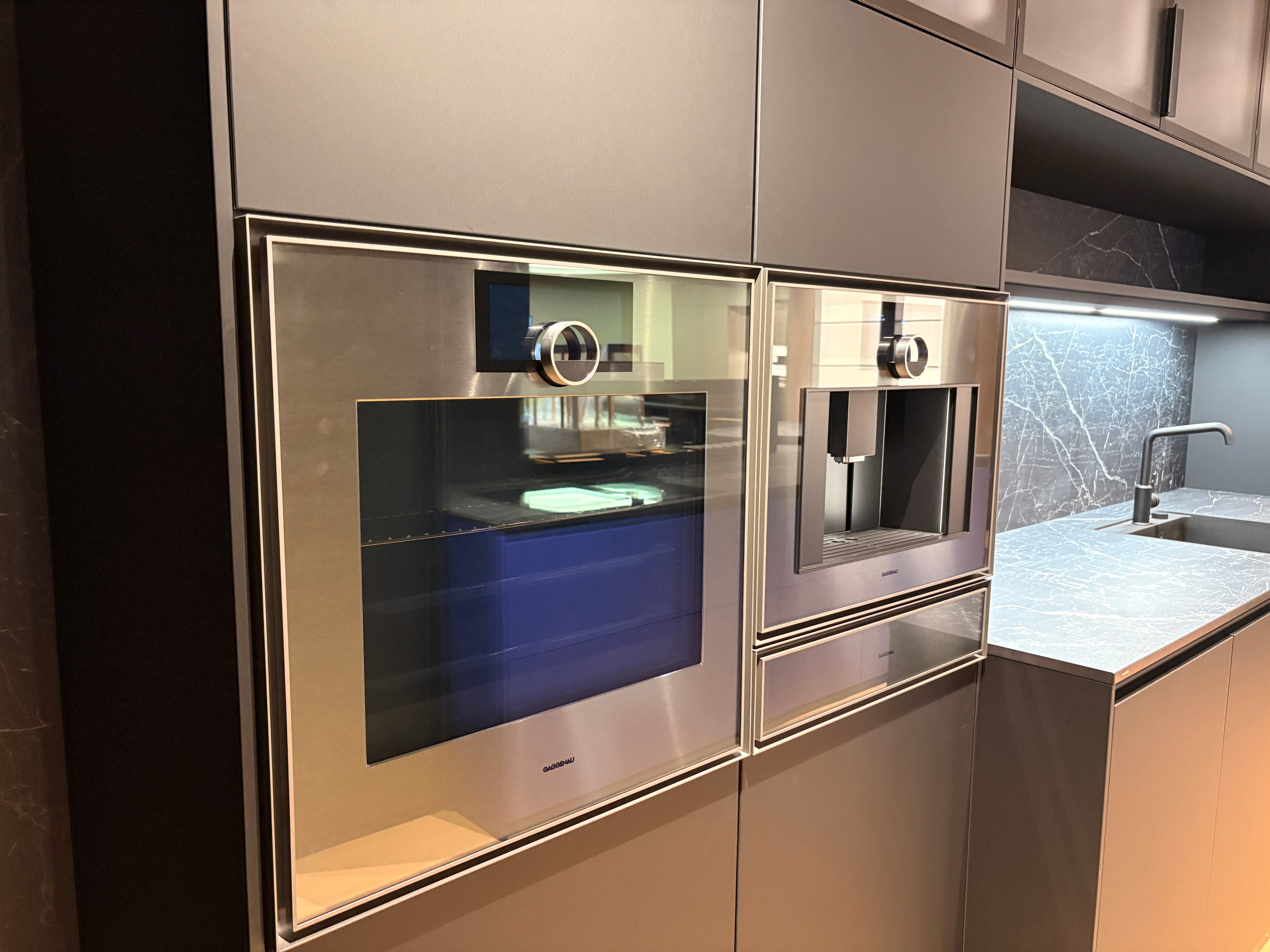 05081 - Next125 designkeuken met blauw eiland, wijnklimaatkast en luxe kastenwand