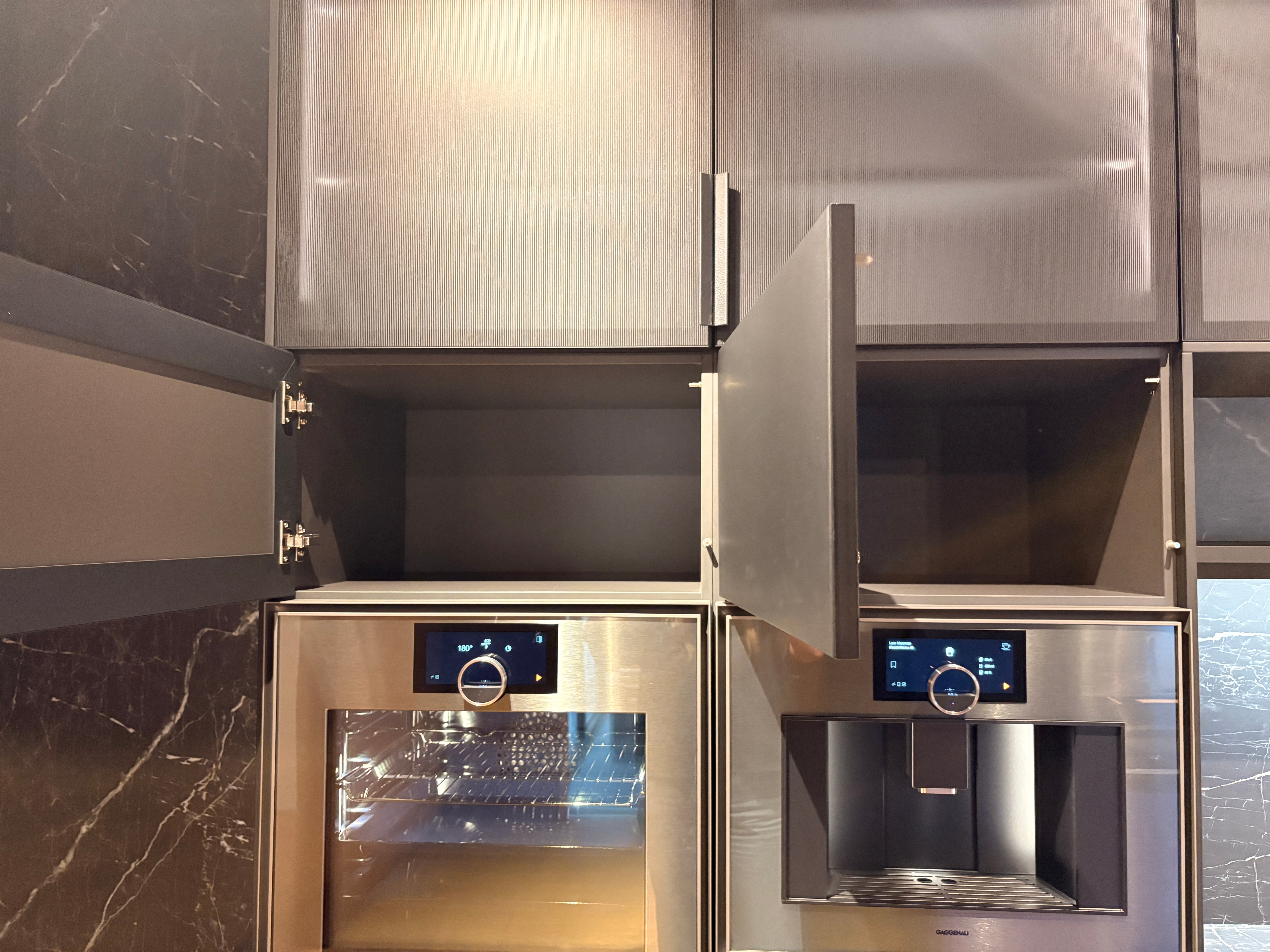 05081 - Next125 designkeuken met blauw eiland, wijnklimaatkast en luxe kastenwand