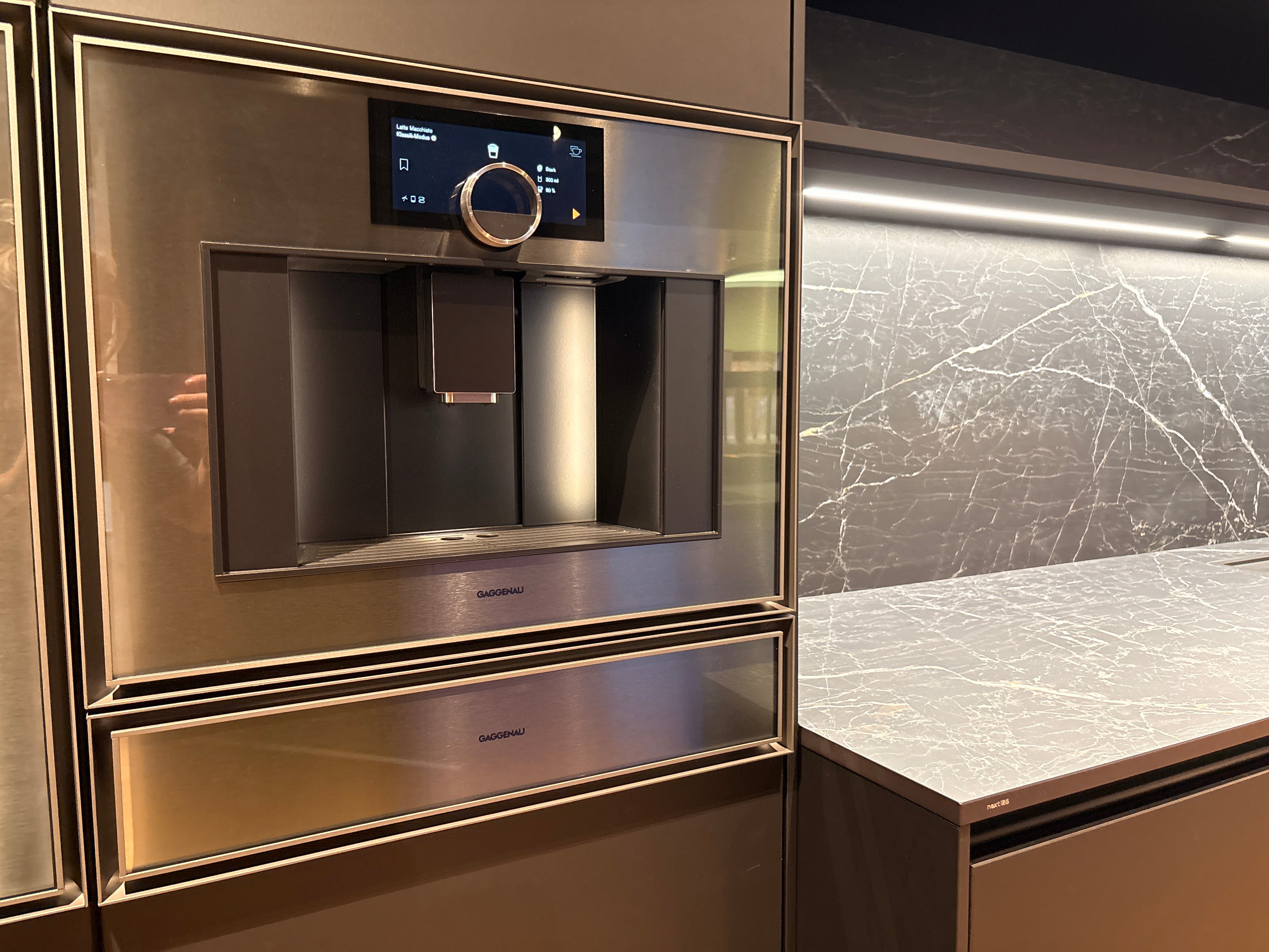 05081 - Next125 designkeuken met blauw eiland, wijnklimaatkast en luxe kastenwand